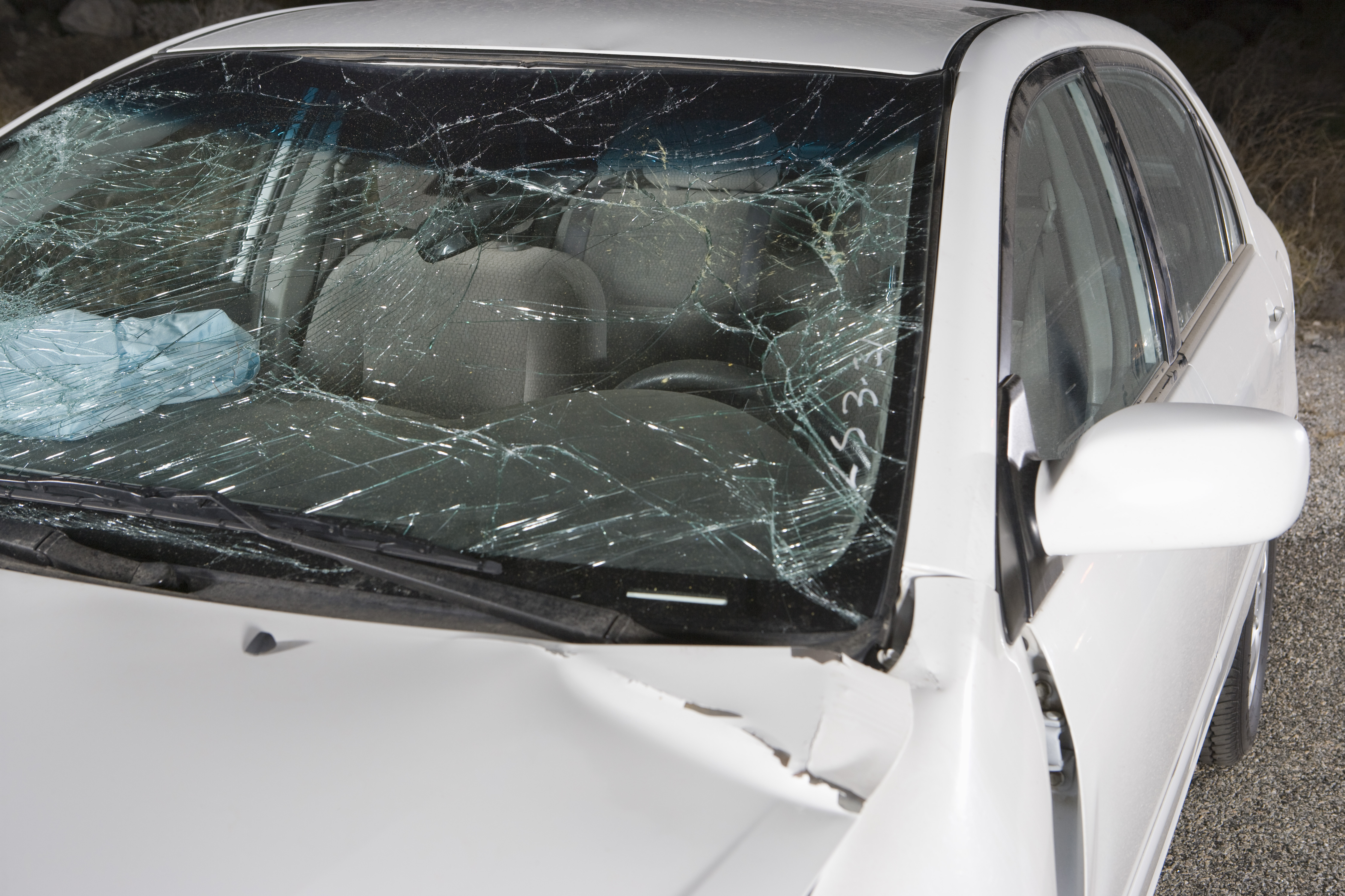 Где купить стекло автомобиль. Треснутое лобовое стекло. Разбитое стекло авто. Разбитое автомобильное стекло. Битое лобовое стекло.
