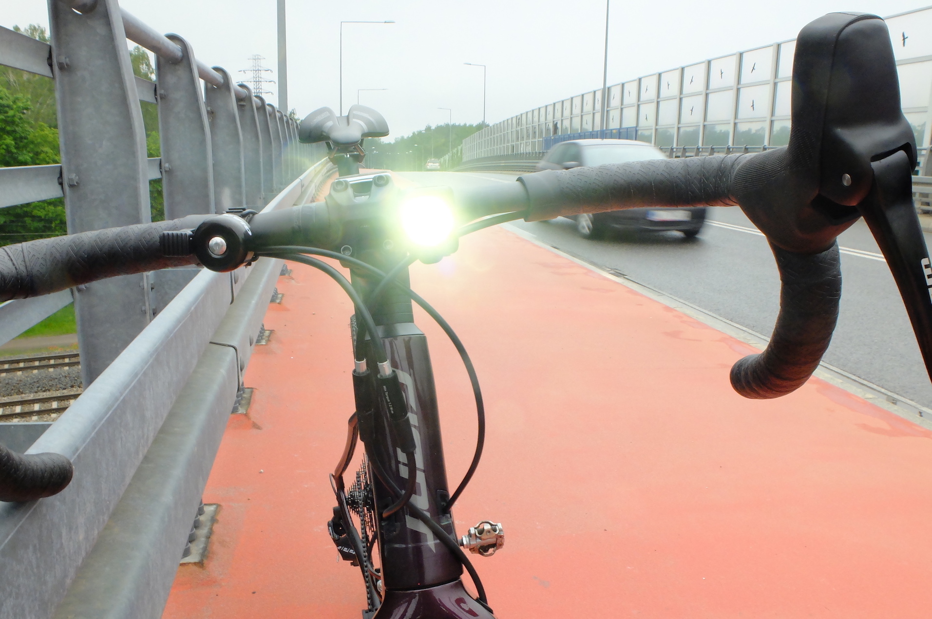 Rowerowe oświetlenie do jazdy w dzień: małe, lekkie i ... widoczne z dwóch  kilometrów