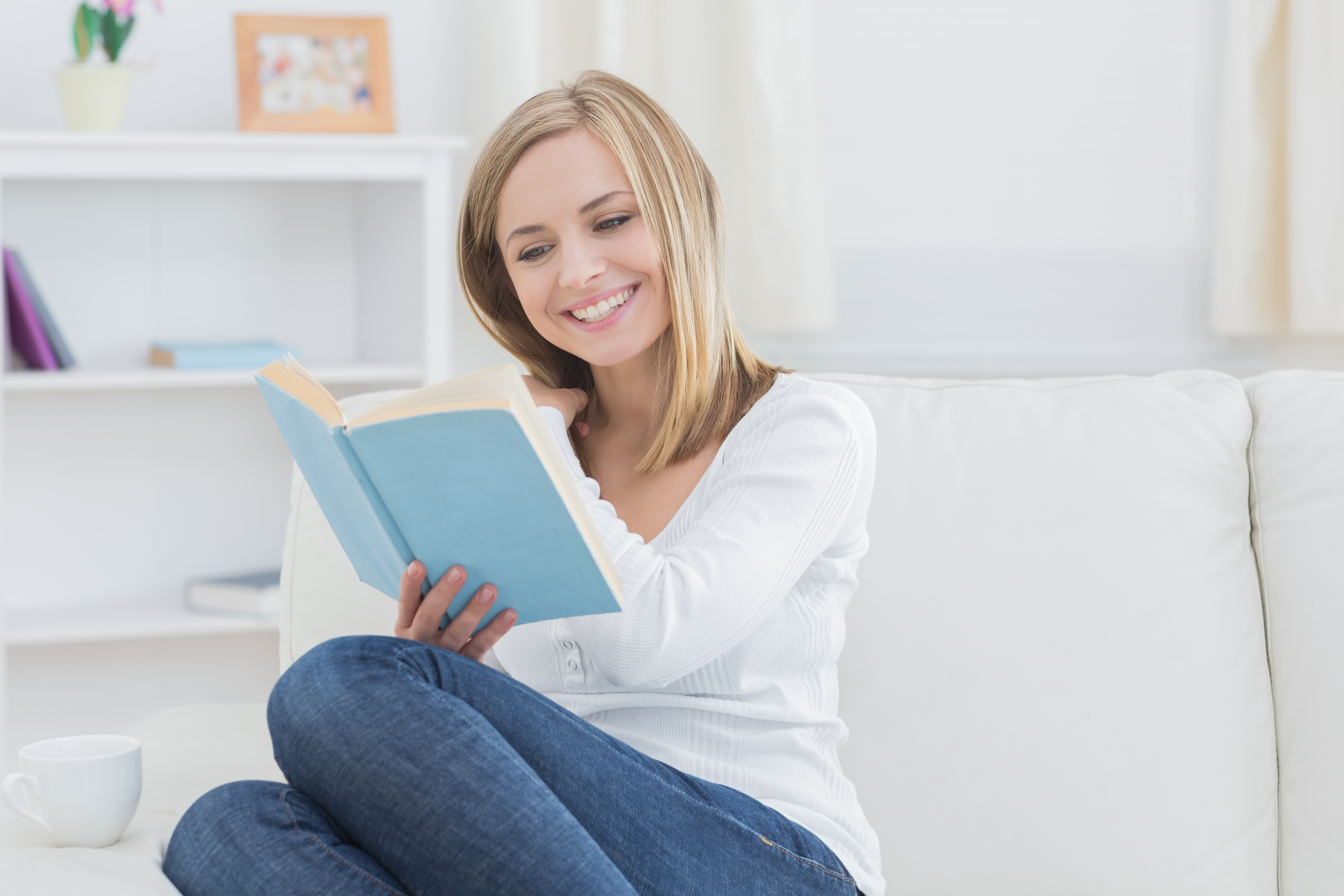 She s reading now. Женщина с книжкой. Девушка читает. Девушка с книгой. Женщина читает книгу.