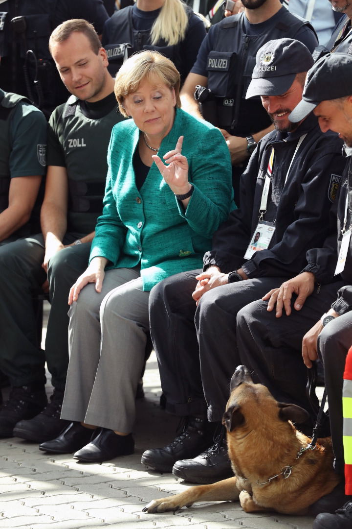 Angela Merkel z policjantami