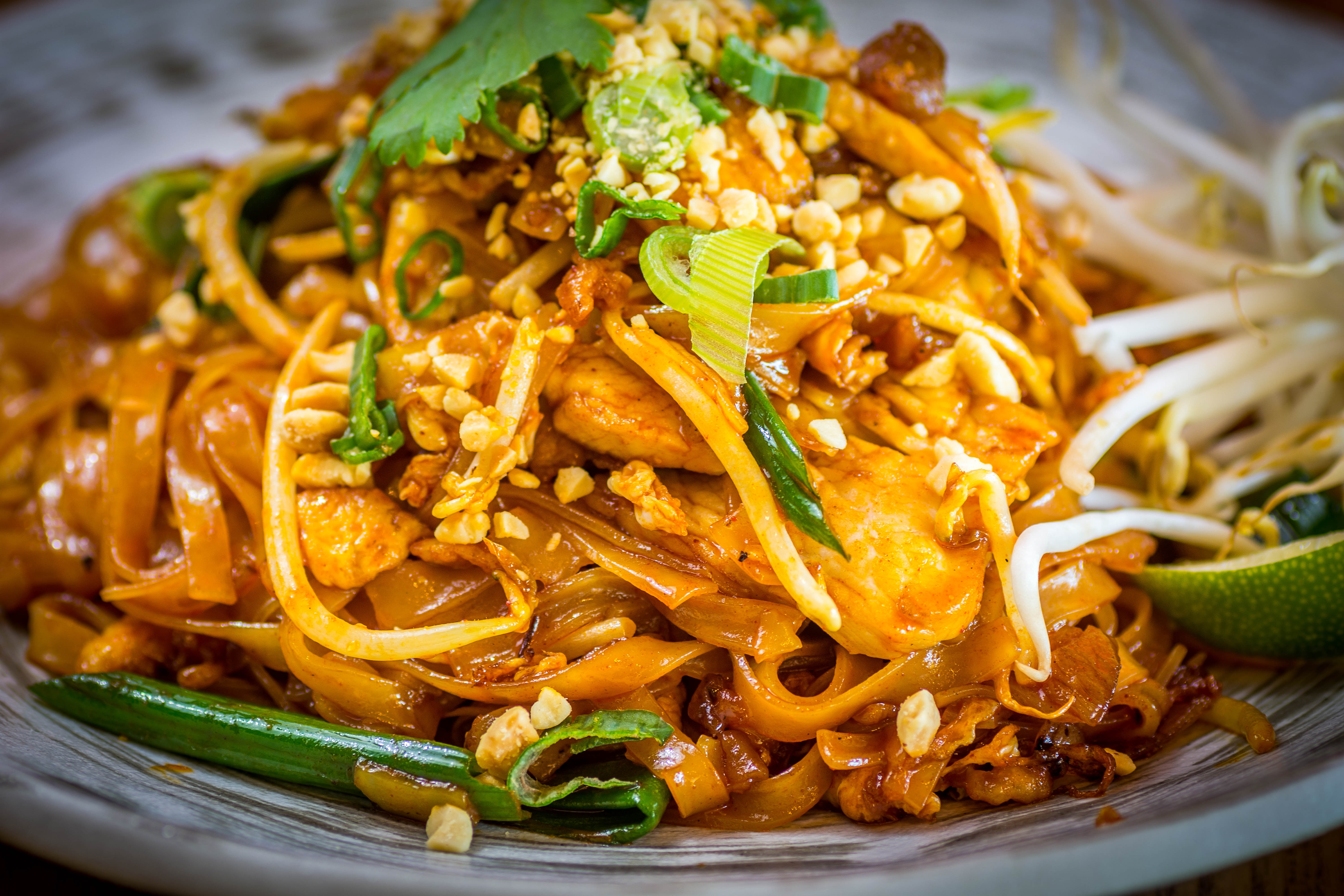 1 пад. Тайская лапша пад-Тай. Пад Тай Таиланд. Pad Thai Noodles. Лапша пхат Тай Тайланд.