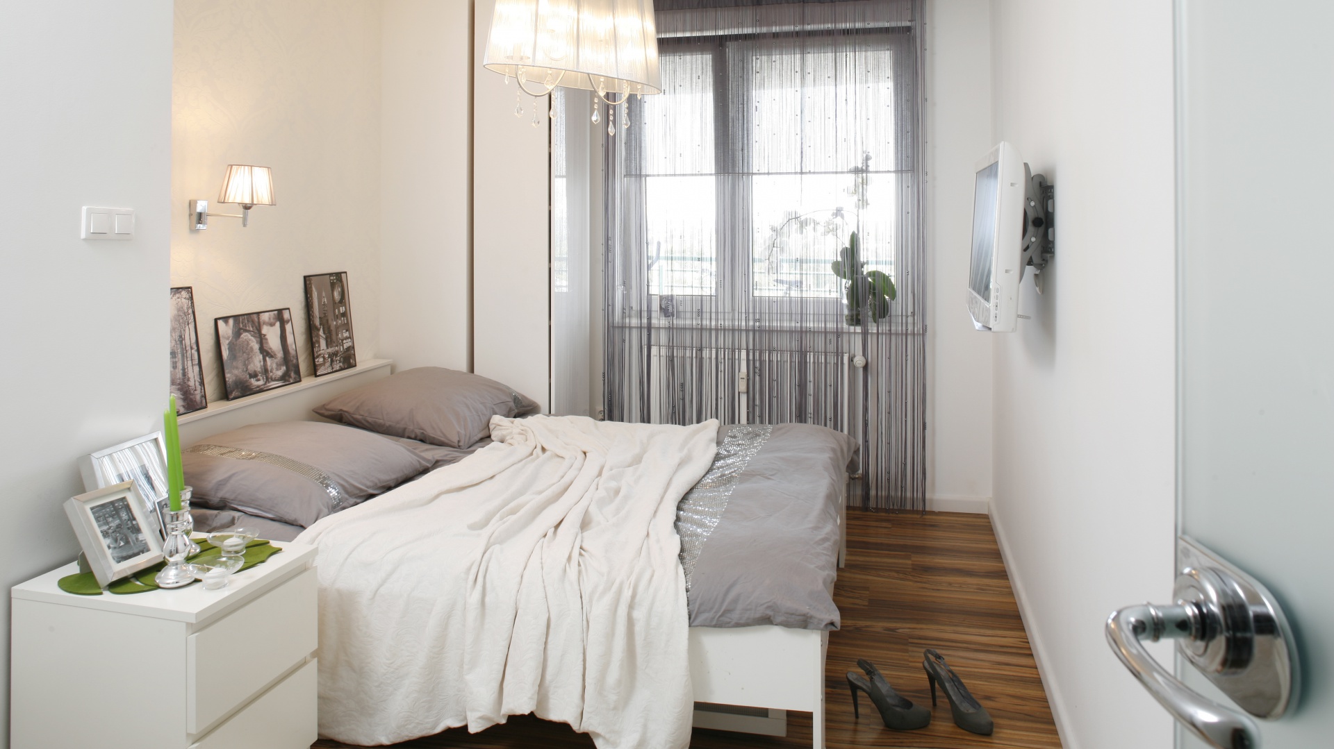 Mała sypialnia w bloku — jak wykorzystać przestrzeń? Inspiracje - Dom