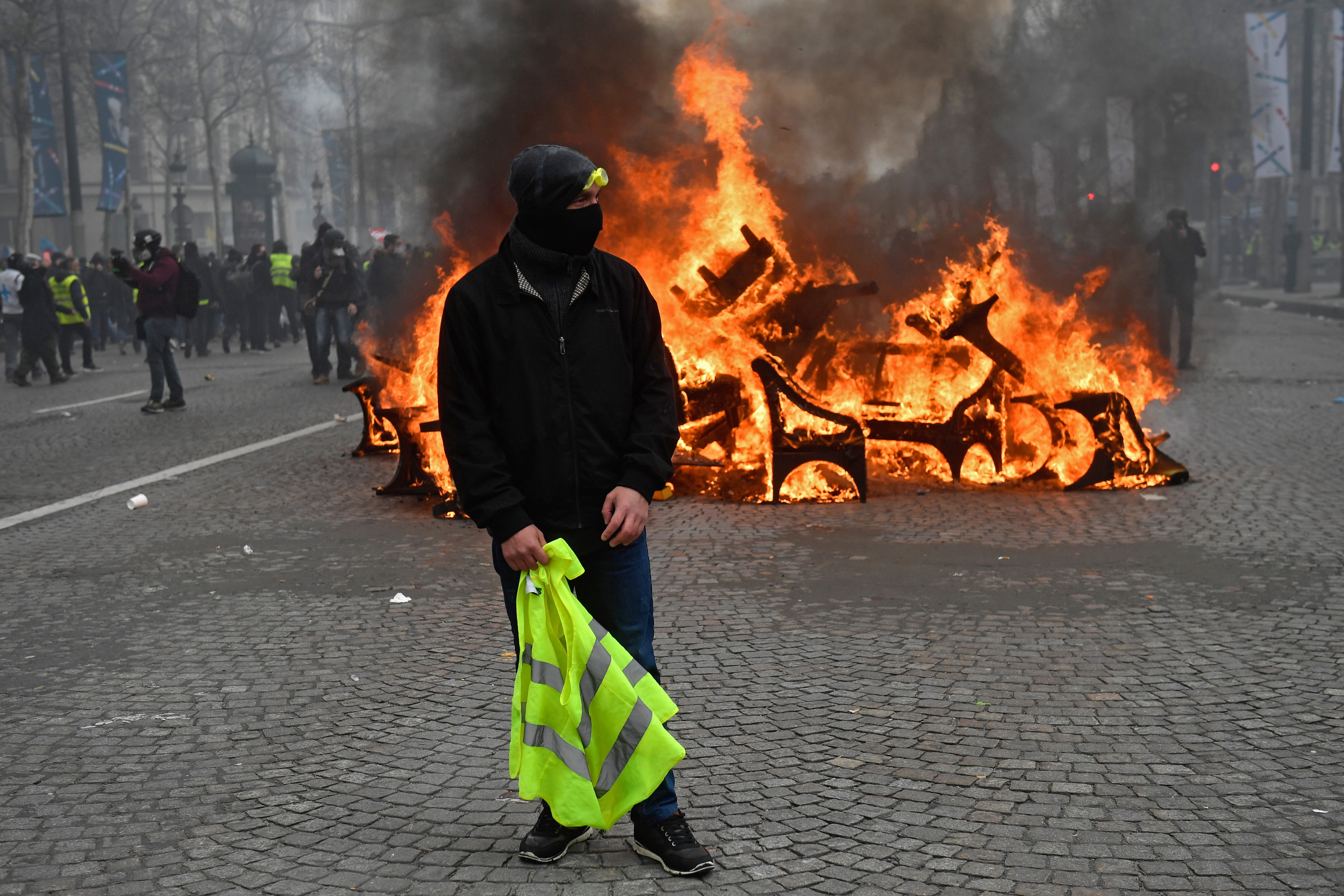 Francja: "żółte kamizelki" wznieciły pożar, z trudem uratowano matkę z  dzieckiem - Wiadomości