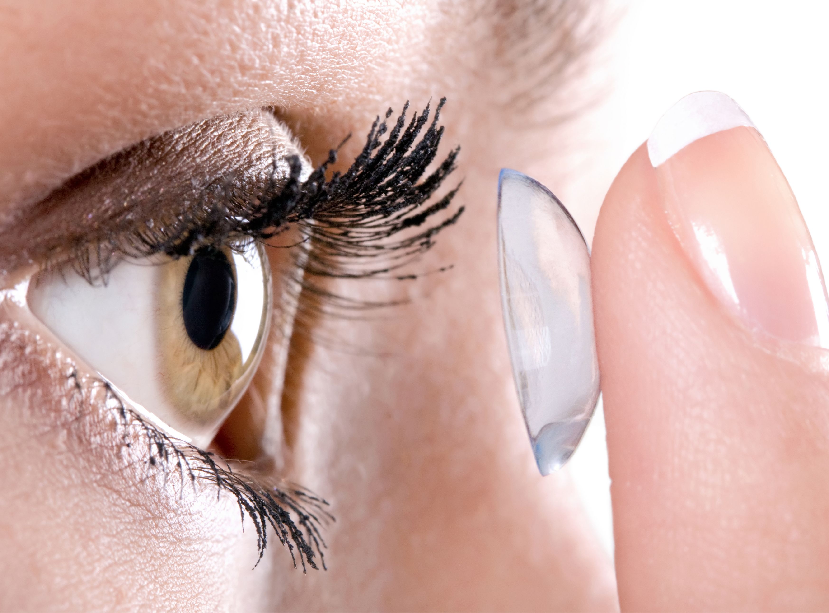 4. Noszenie soczewek kontaktowych przyczynia się do powstawania infekcji oczu