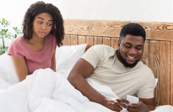 Checking your partner’s phone: Here\'s why this may be dangerous