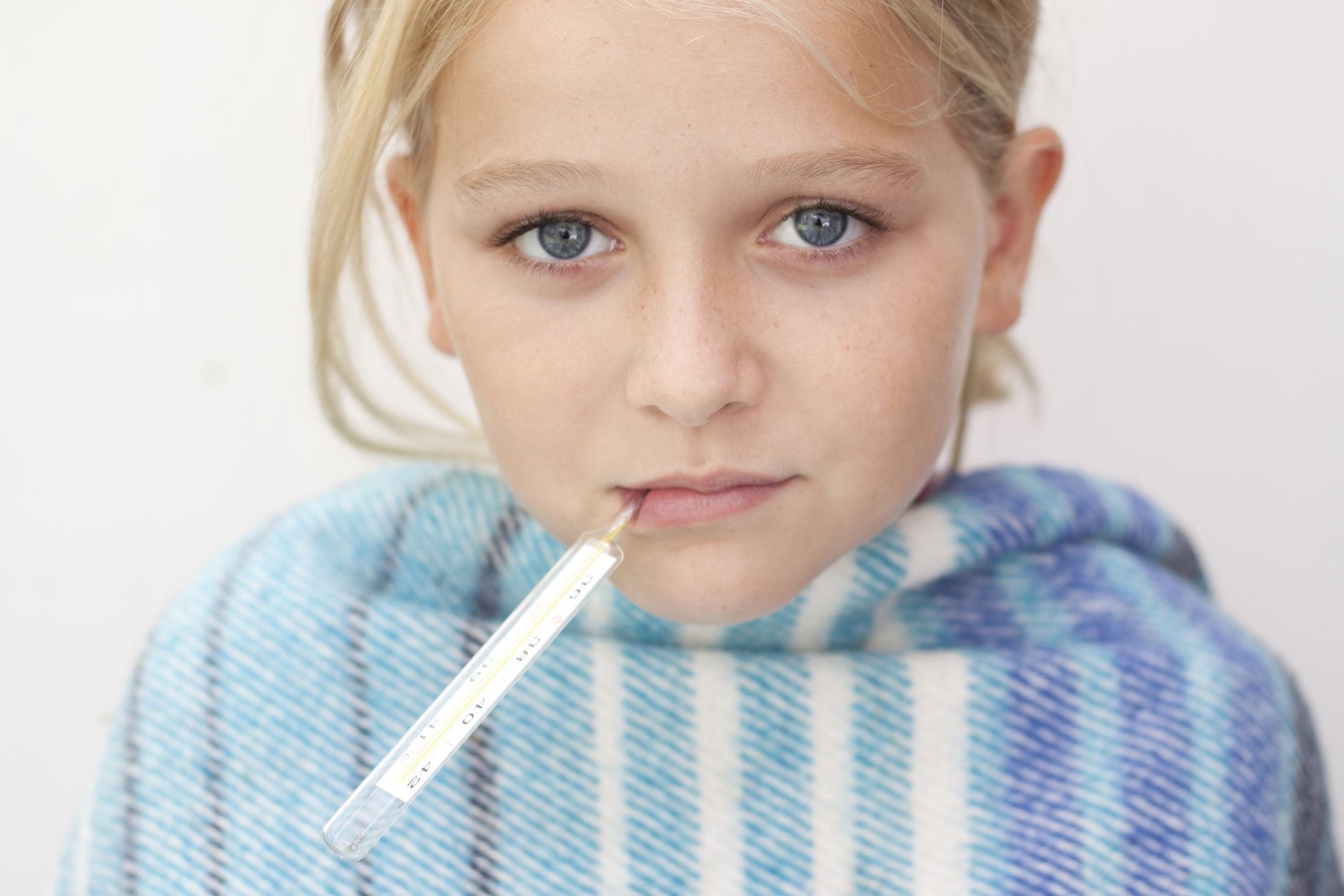 Насморк у ребенка. Как быстро вылечить ребенка 9 лет. Как быстро вылечить ребенка 9 лет. Чем лечить простуду у ребенка. Народные средства от кашля.