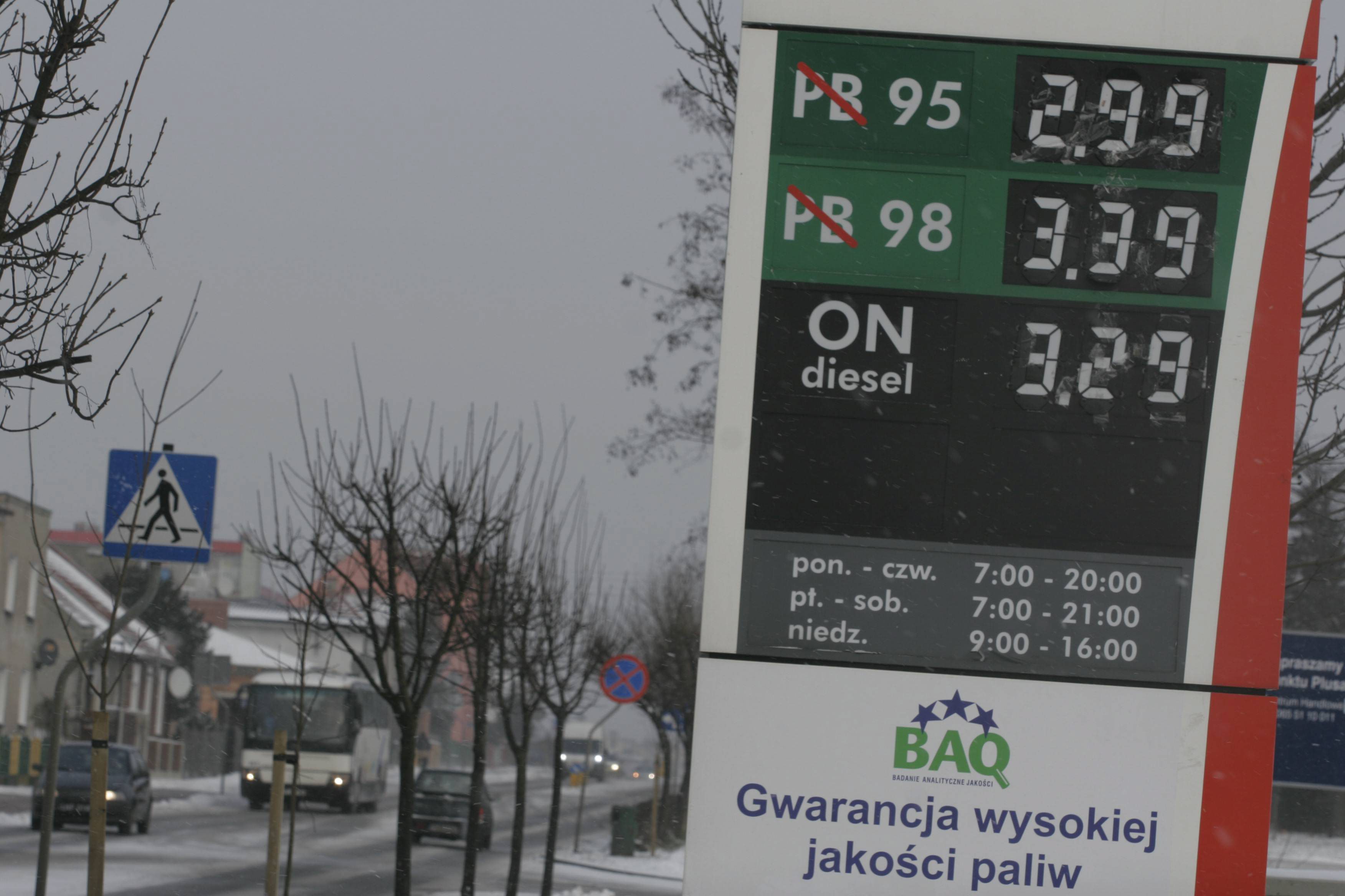 Tusk zgadzał się na paliwo po 7 zł? Hofman tankował drogą benzynę na pokaz.  Przegląd cen od 2005 roku - Dziennik.pl