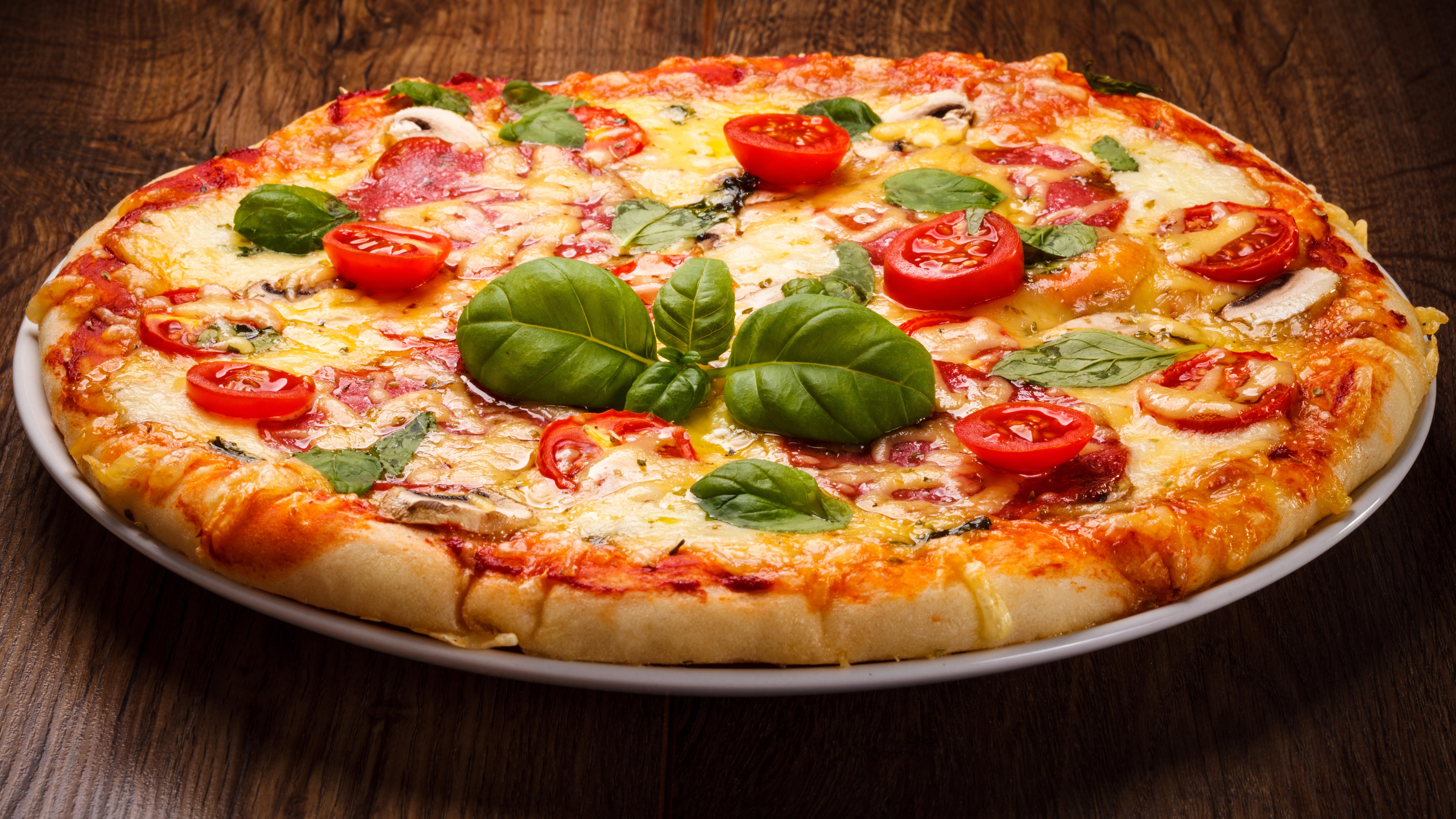 Przepis na domową pizzę. Pizza jak z pizzeri - Fakt