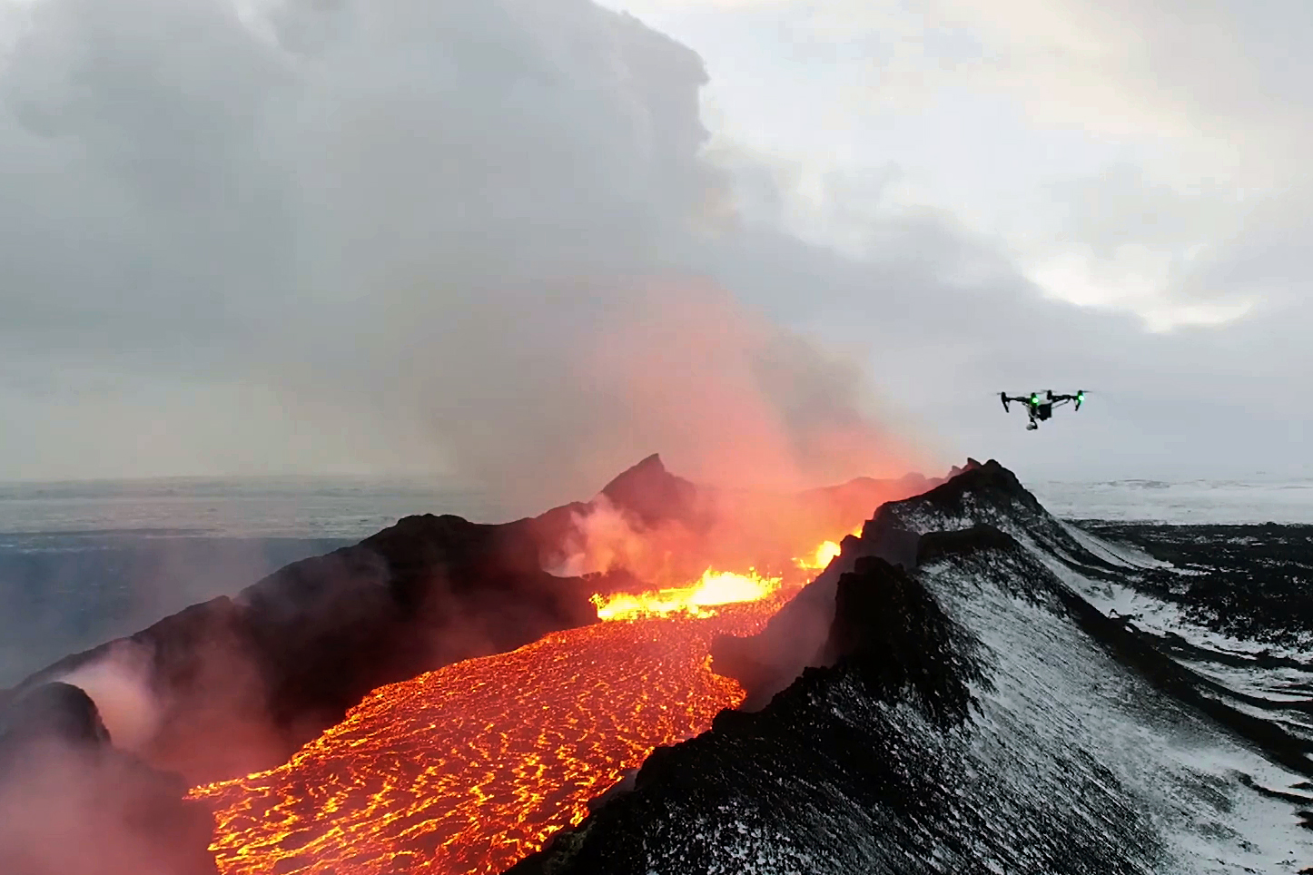 Какова максимальная скорость движения лавы при извержении. Исландия вулкан Гекла. Извержение вулкана. Исландский Тип извержения вулканов. В жерле вулкана.