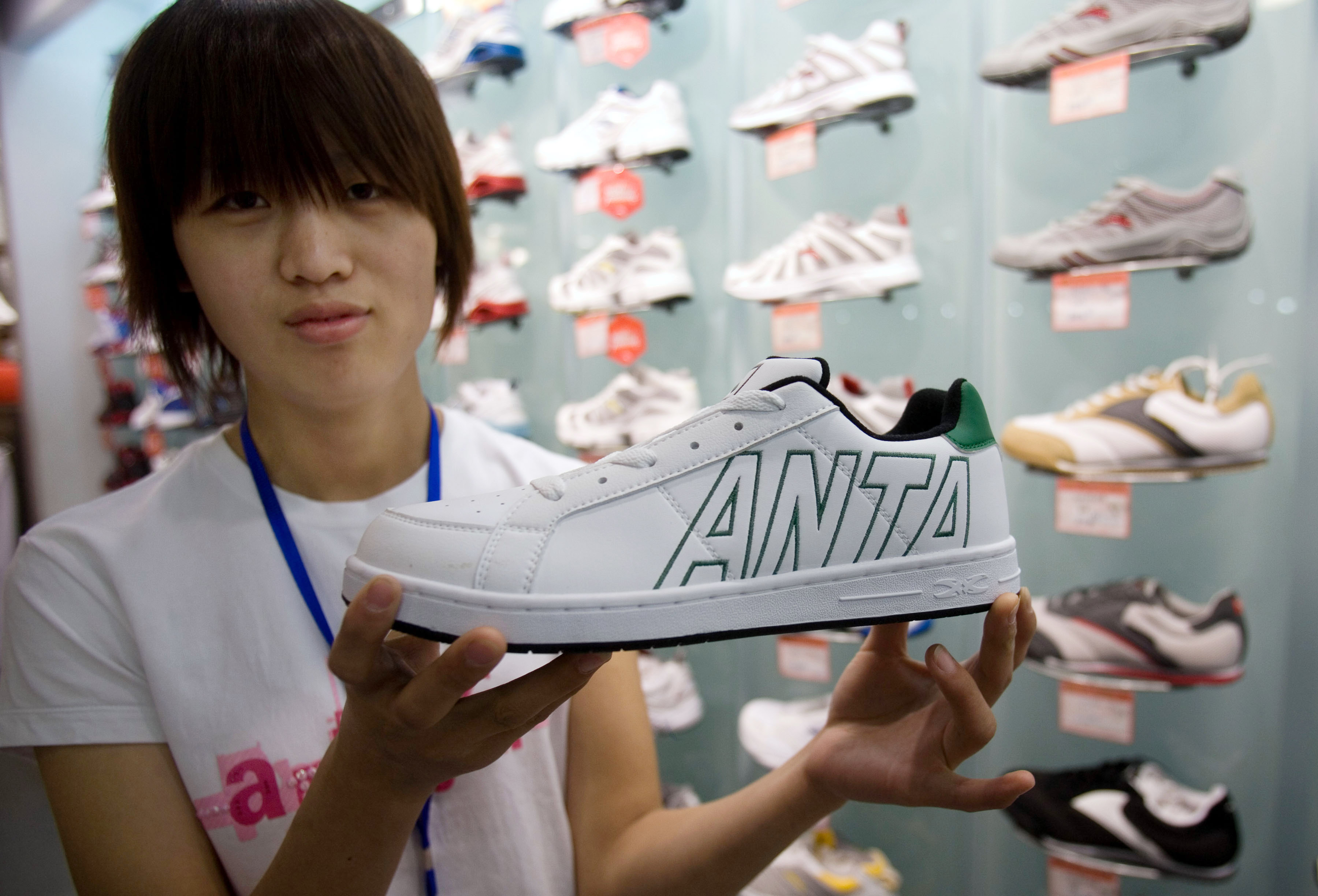 Китайский найк. Китайский бренд кроссовок Anta. Китайские кроссовки. Китайская компания спортивной одежды. Китайская фирма кроссовок.