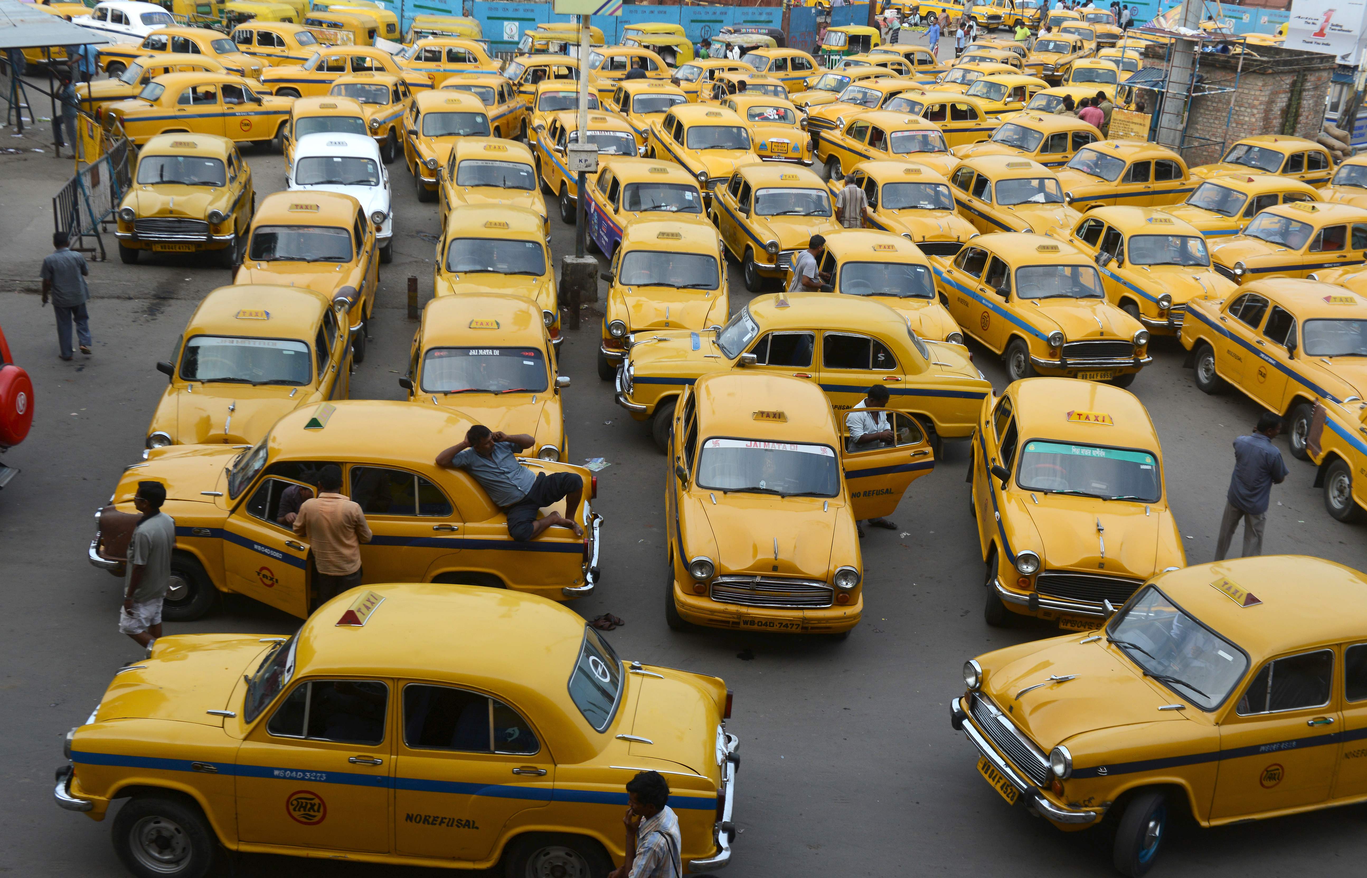 Tradycyjne żółte taksówki w Kalkucie przegrywają z technologią - Podróże