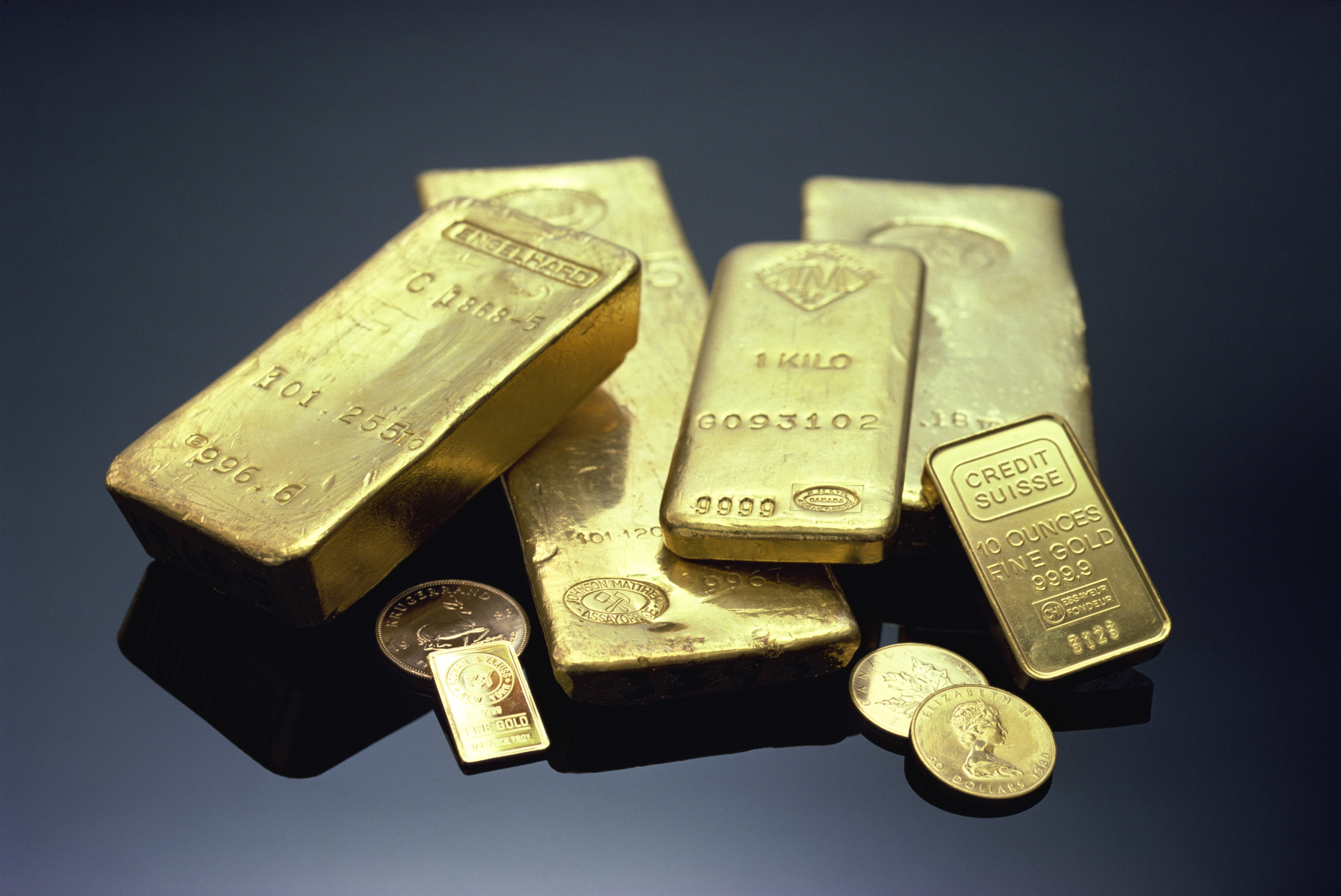 Слиток золота и серебра имеет массу. Слиток золота. Слиток золотой. Золото слитки и монеты. Инвестиционные слитки золота.