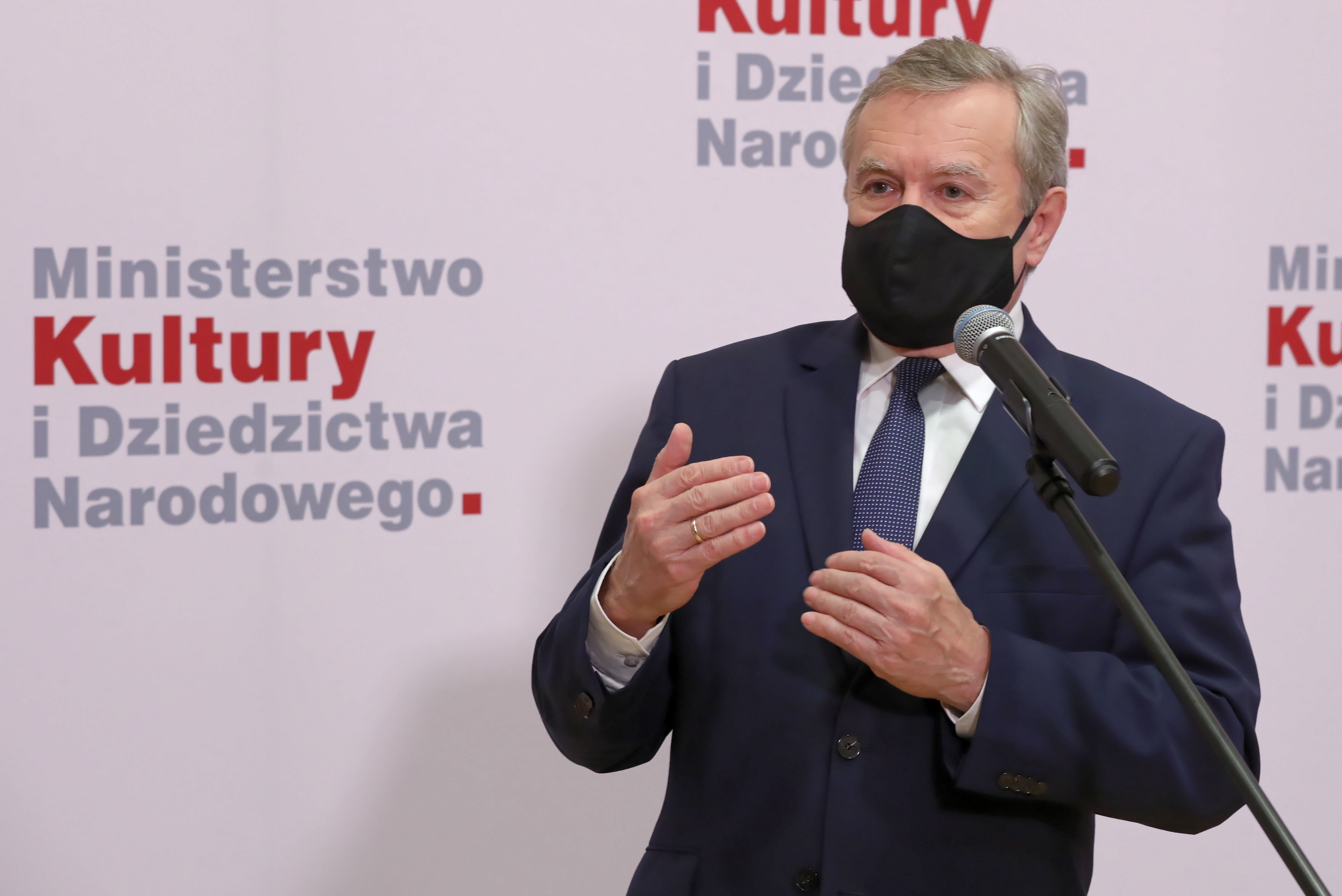 Pieniądze dla Golców i Bayer Full? Gliński będzie musiał się wytłumaczyć