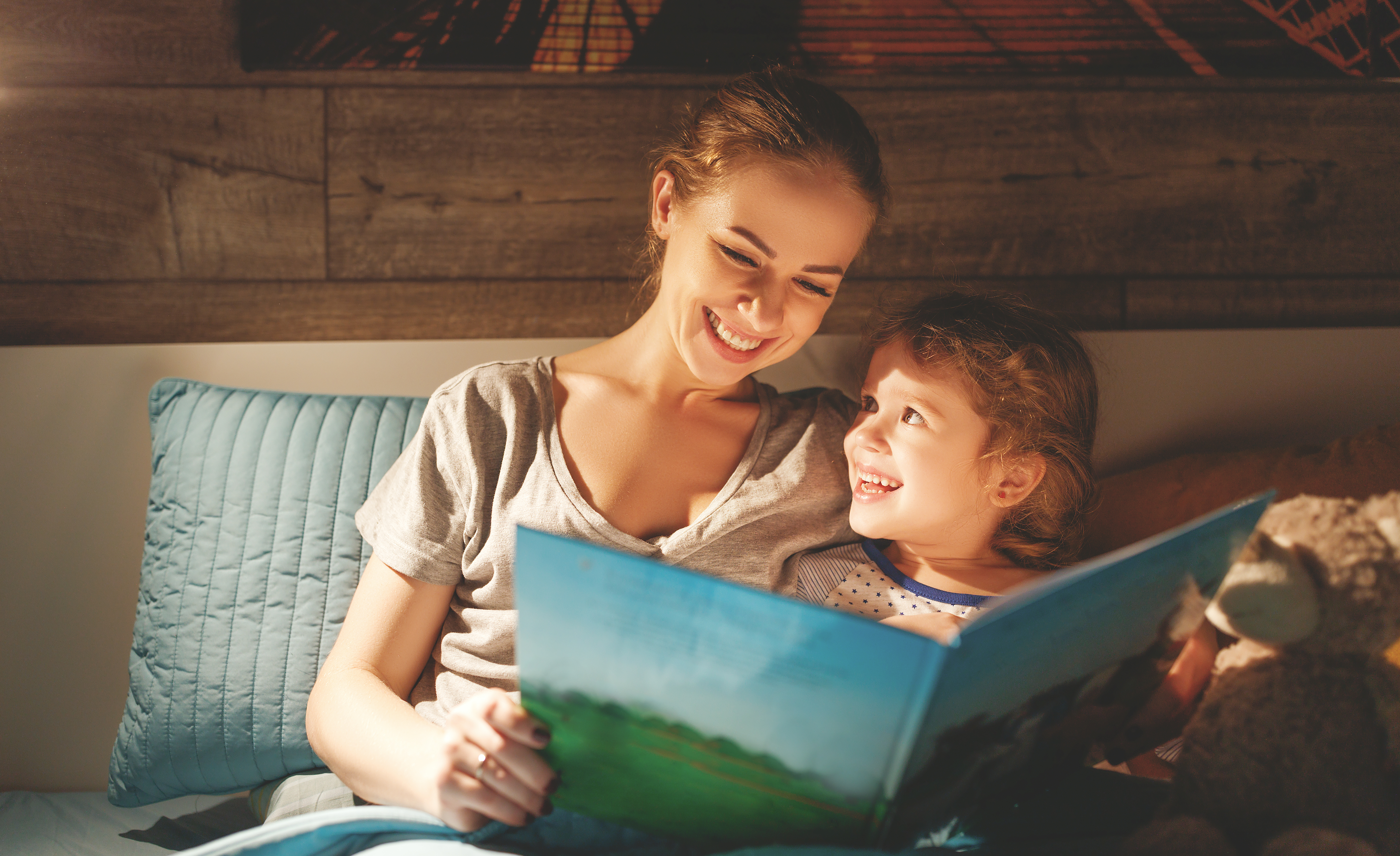 Читаем сказку вместе. Мама читает сказку ребенку. Дети читают. Ребенок читает книгу. Читаем с мамой.