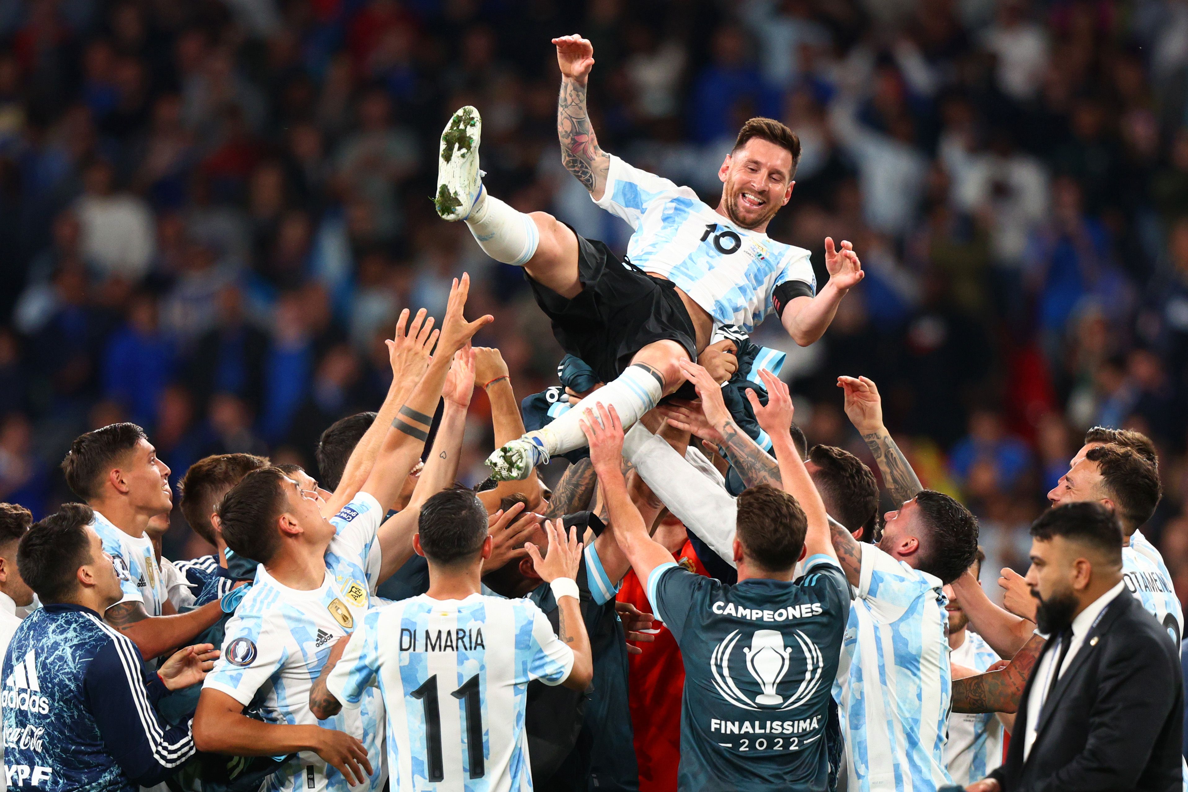 Argentina players appreciates Lionel Messi after winning their win against Italy.