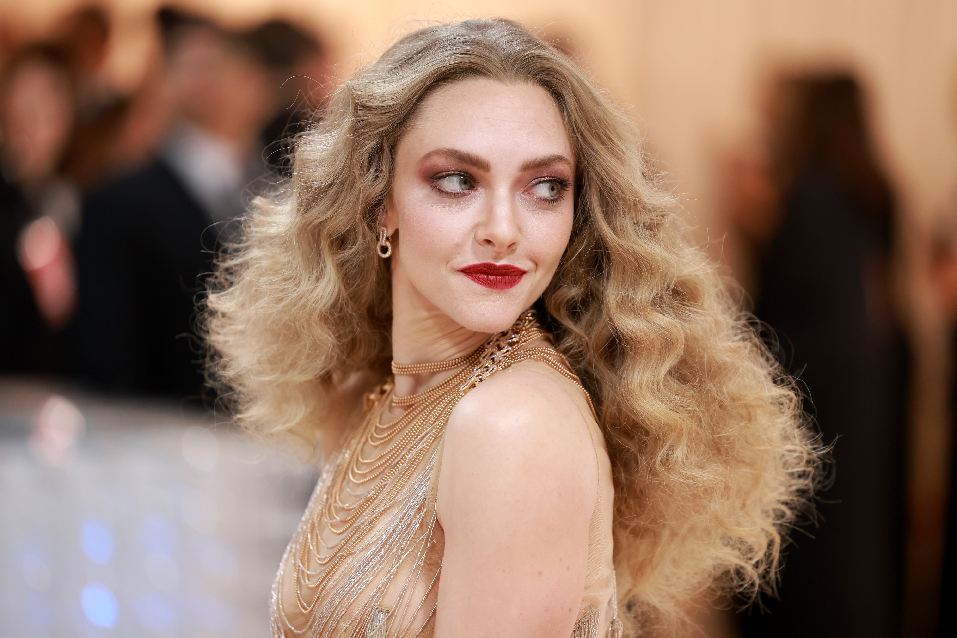 Amanda Seyfried meztelenruhája a Met-gála egyik ékköve volt - Glamour