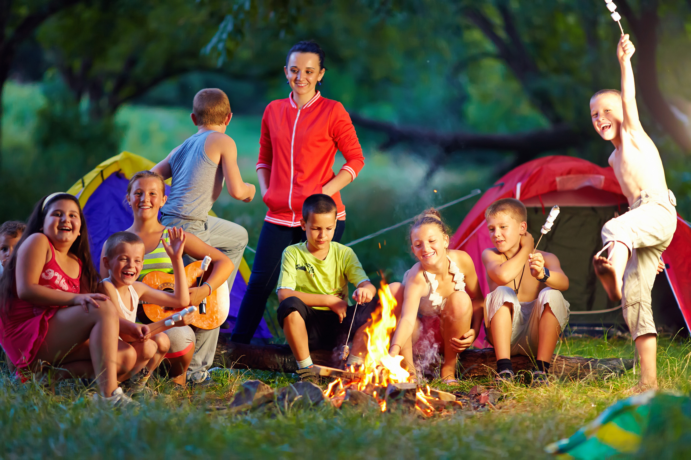 Camp counselor. Дети в походе. Пикник в лагере. Взрослый праздник на природе. Летний праздник природа команда.