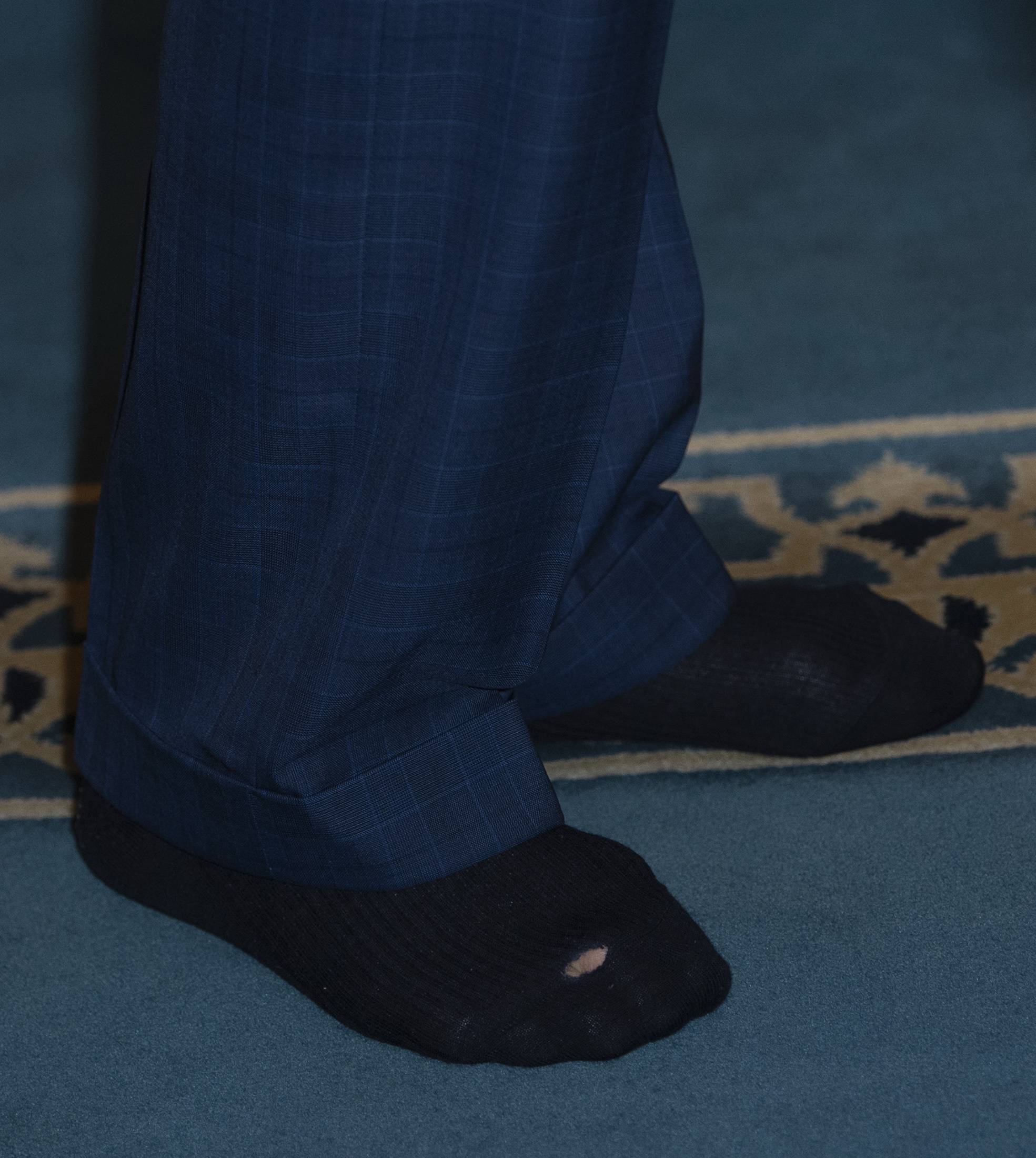 III. Károly király lyukas zokniban parádézott – fotó - Blikk