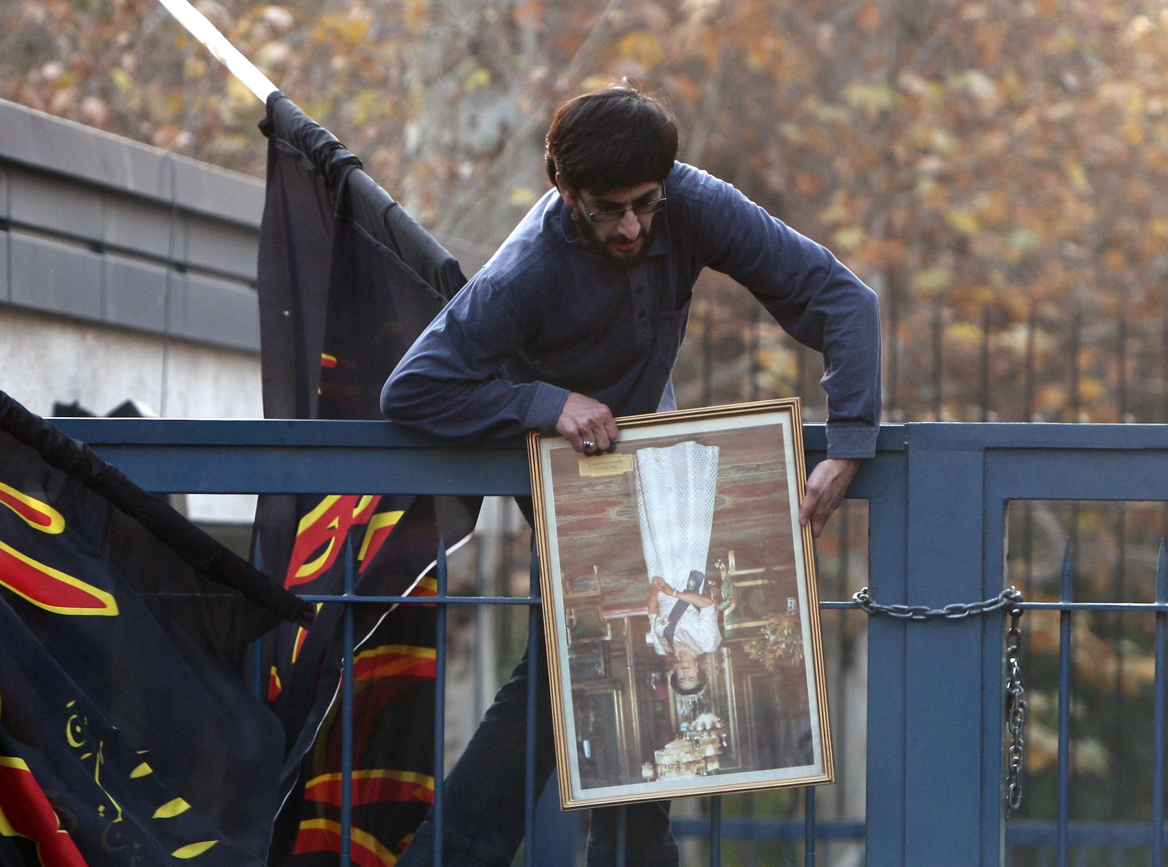 Irańscy studenci  szturmują ambasadę Wielkiej Brytanii w Teheranie