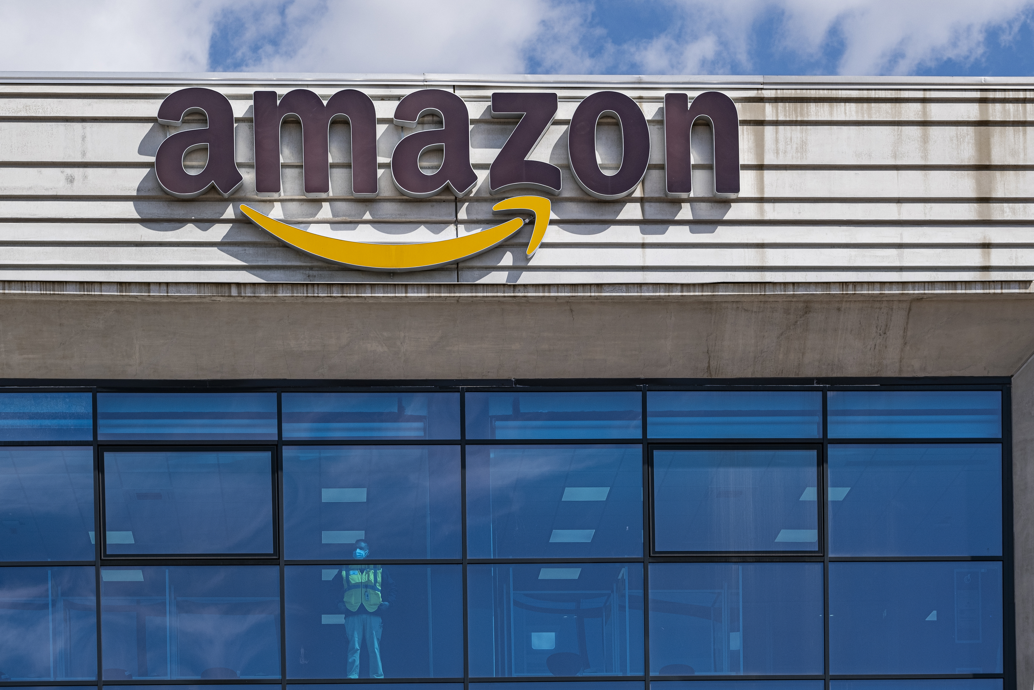 Amazon - praca kierowcy w USA, załatwianie się do butelek. Kryzys wokół  firmy