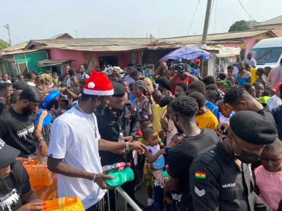 Black Sherif takes the street to feed kids in parts of Accra on Christmas Day