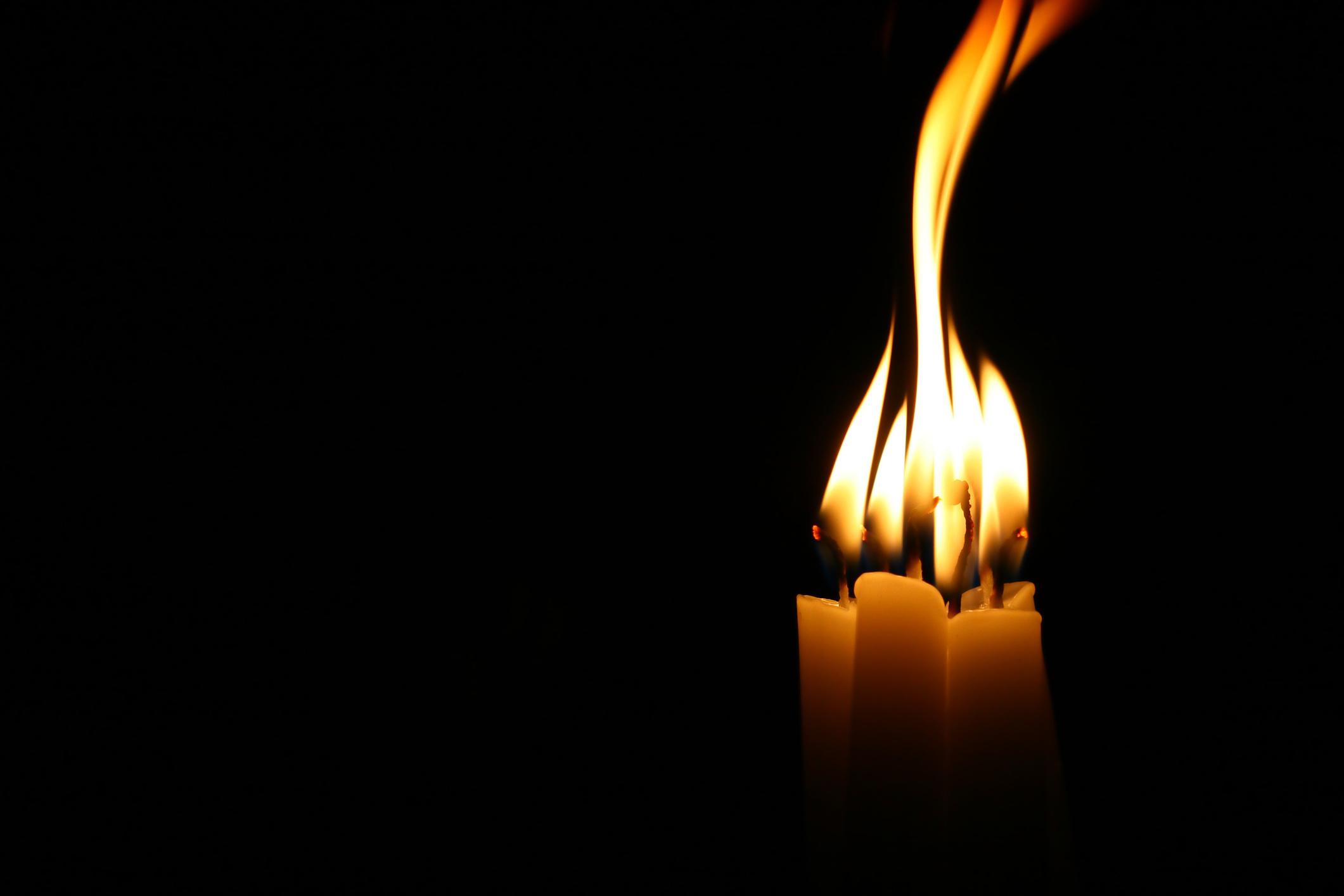 Видео горящей свечи на черном фоне