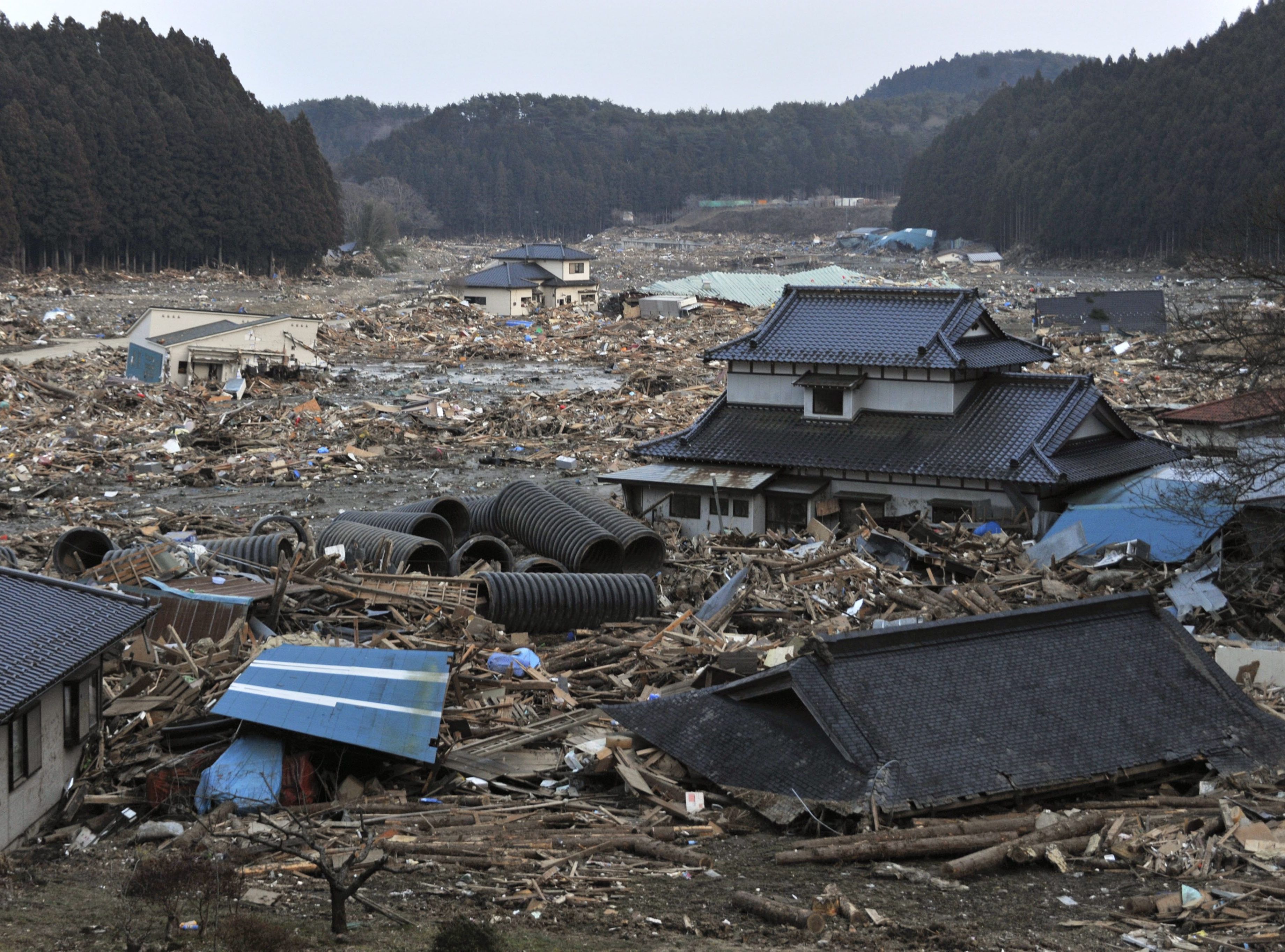 Japan tsunami. ЦУНАМИ Фукусима 2011. ЦУНАМИ на Северо востоке Японии. ЦУНАМИ 2011 года в Японии Фукусима. Землетрясение в Японии Фукусима.