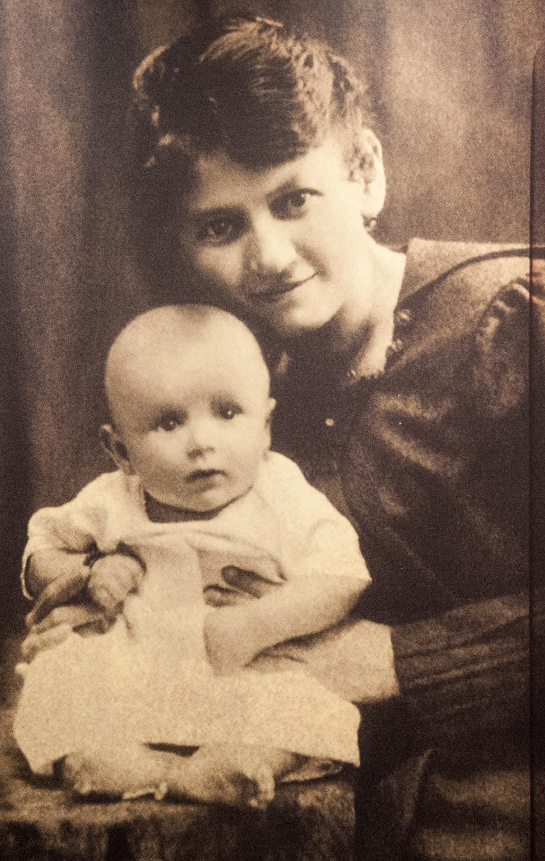 Trudne dzieciństwo Jana Pawła II. Stracił matkę, gdy miał 9 lat