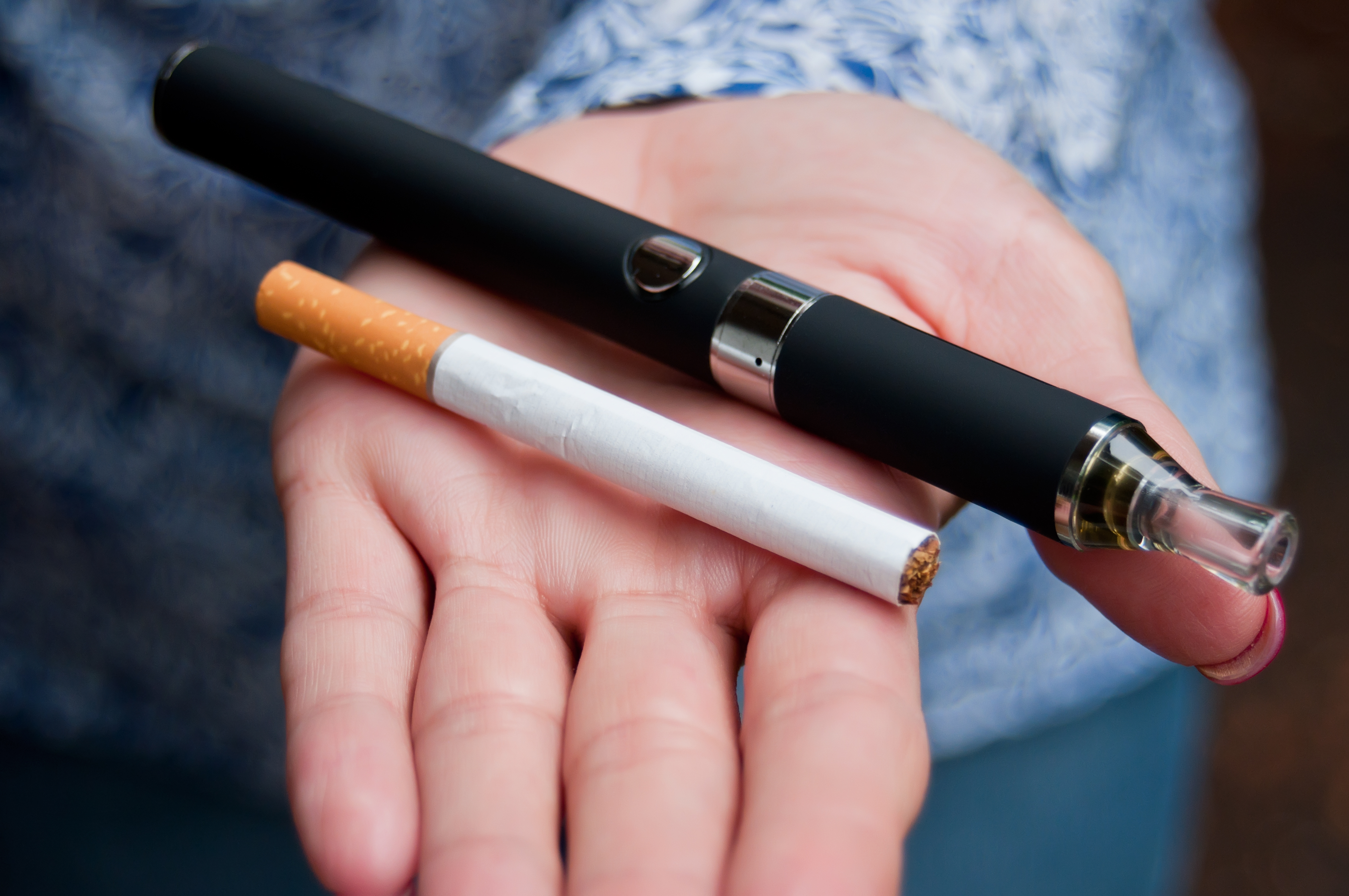 Wielka Brytania i Kanada rekomendują e-papierosy. To zdrowsza alternatywa -  Facet