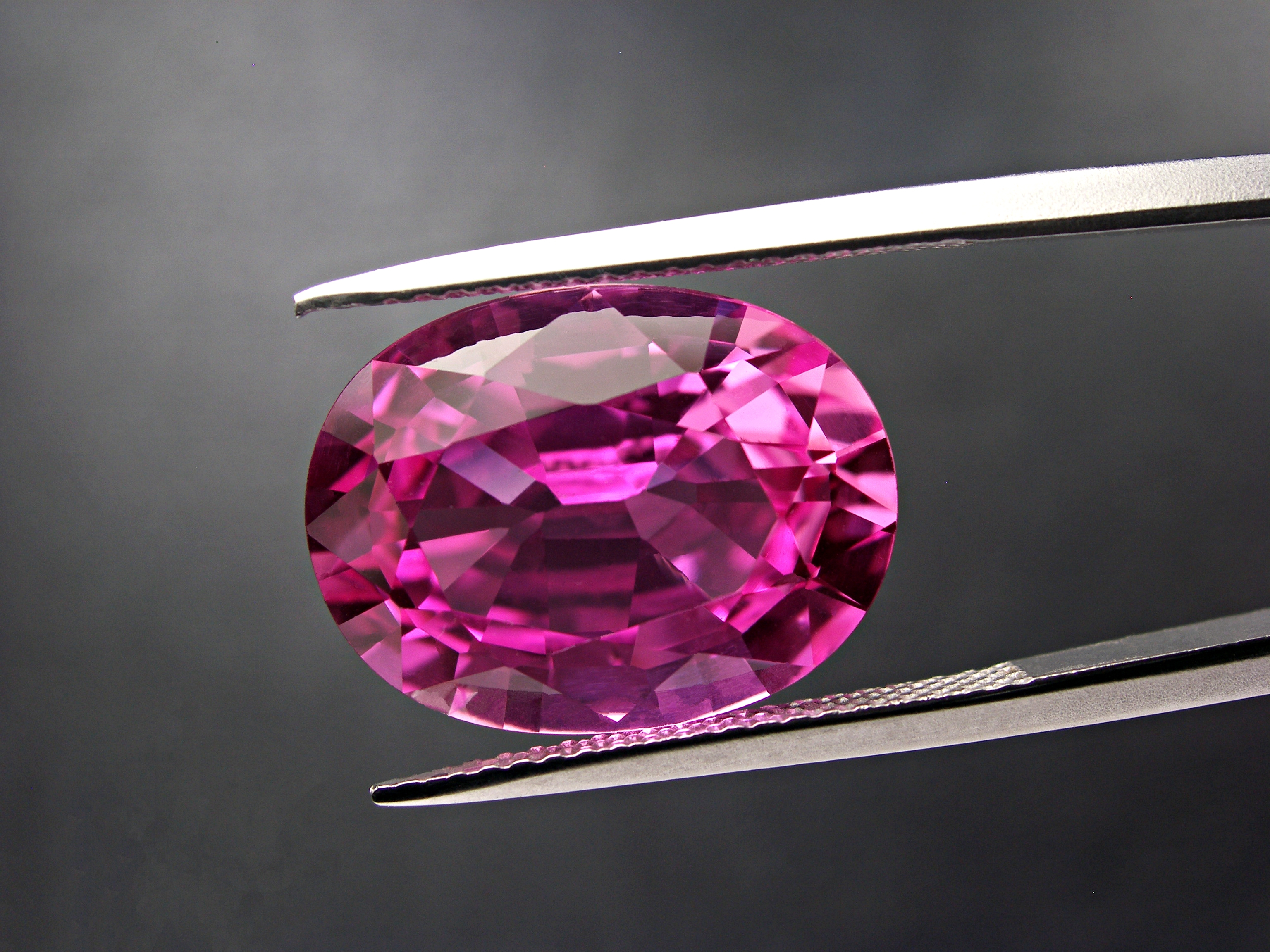 Szwajcaria: Niezwykle rzadki różowy diament sprzedany na aukcji. Cena  niebotyczna - Podróże