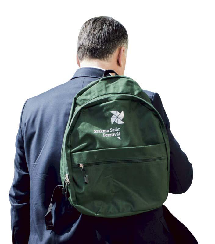 Orbán új hátizsákot kapott - Blikk