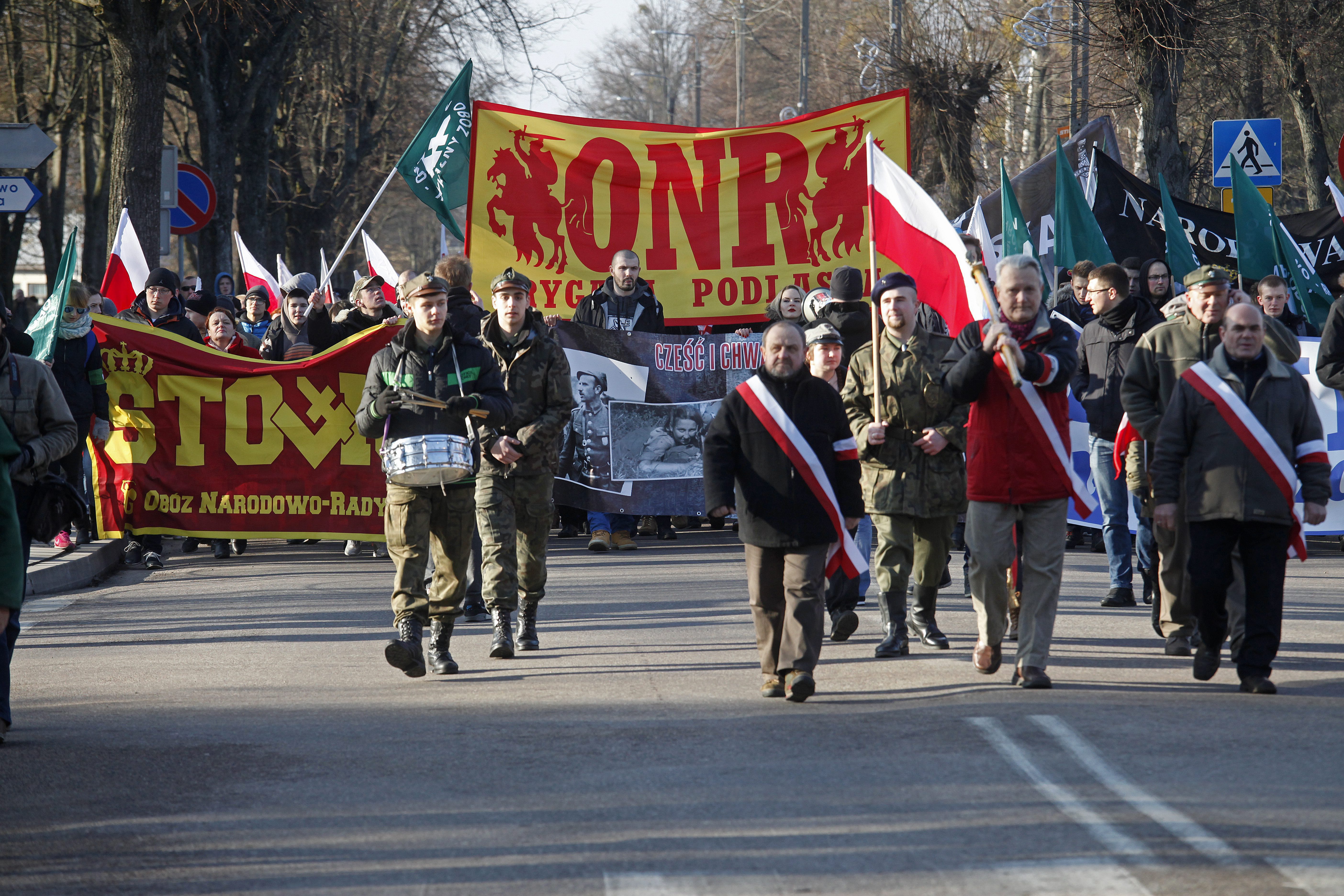 dopuci si przestpstw przeciwko ludnoci cywilnej w Zaleszanach. uchwycili j podczas randki z ukochanym Michaelem Polanskym. Narodowcy chc uczci pami Romualda Rajsa - Fakt