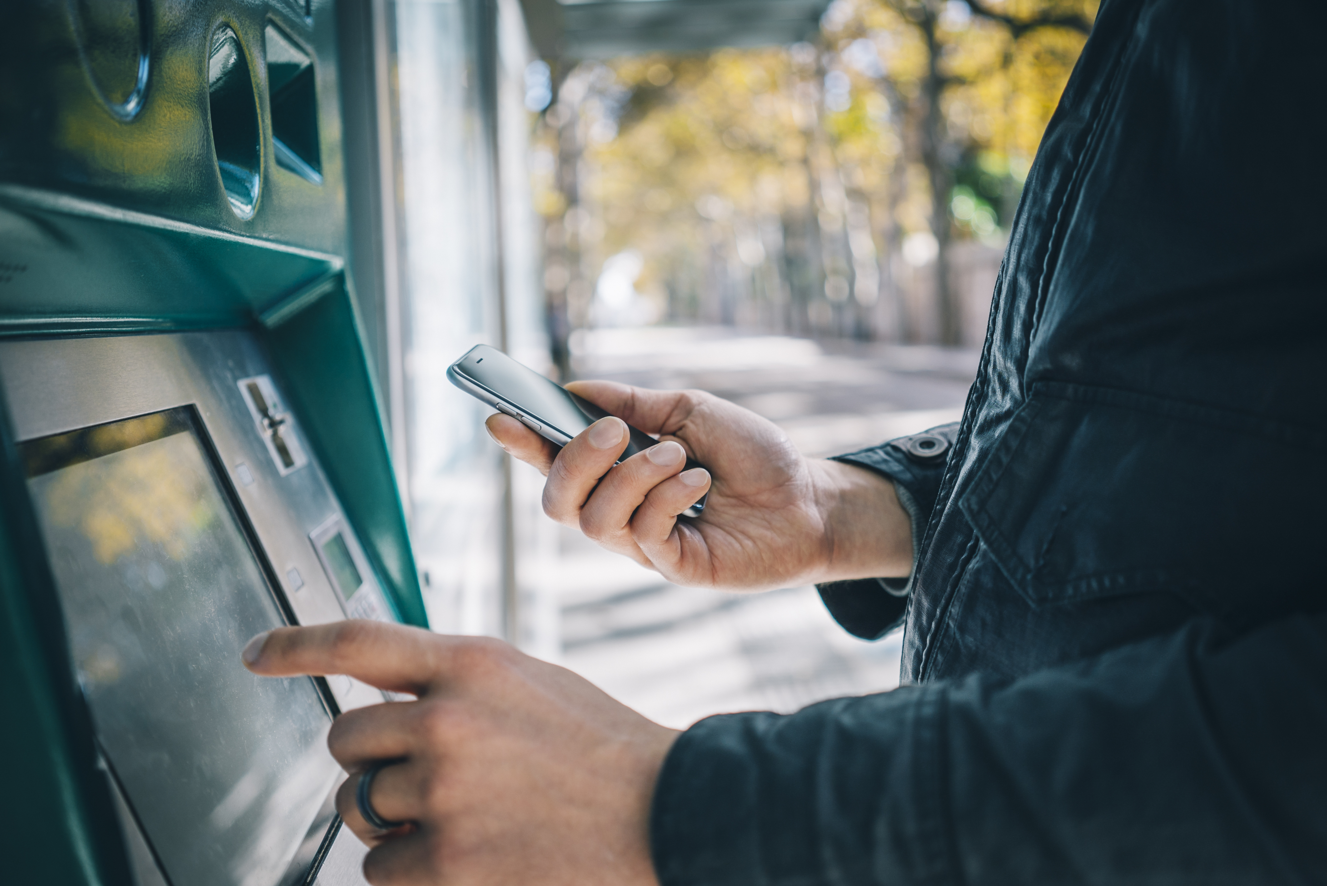 Jak wypłacić pieniądze z bankomatu bez karty?