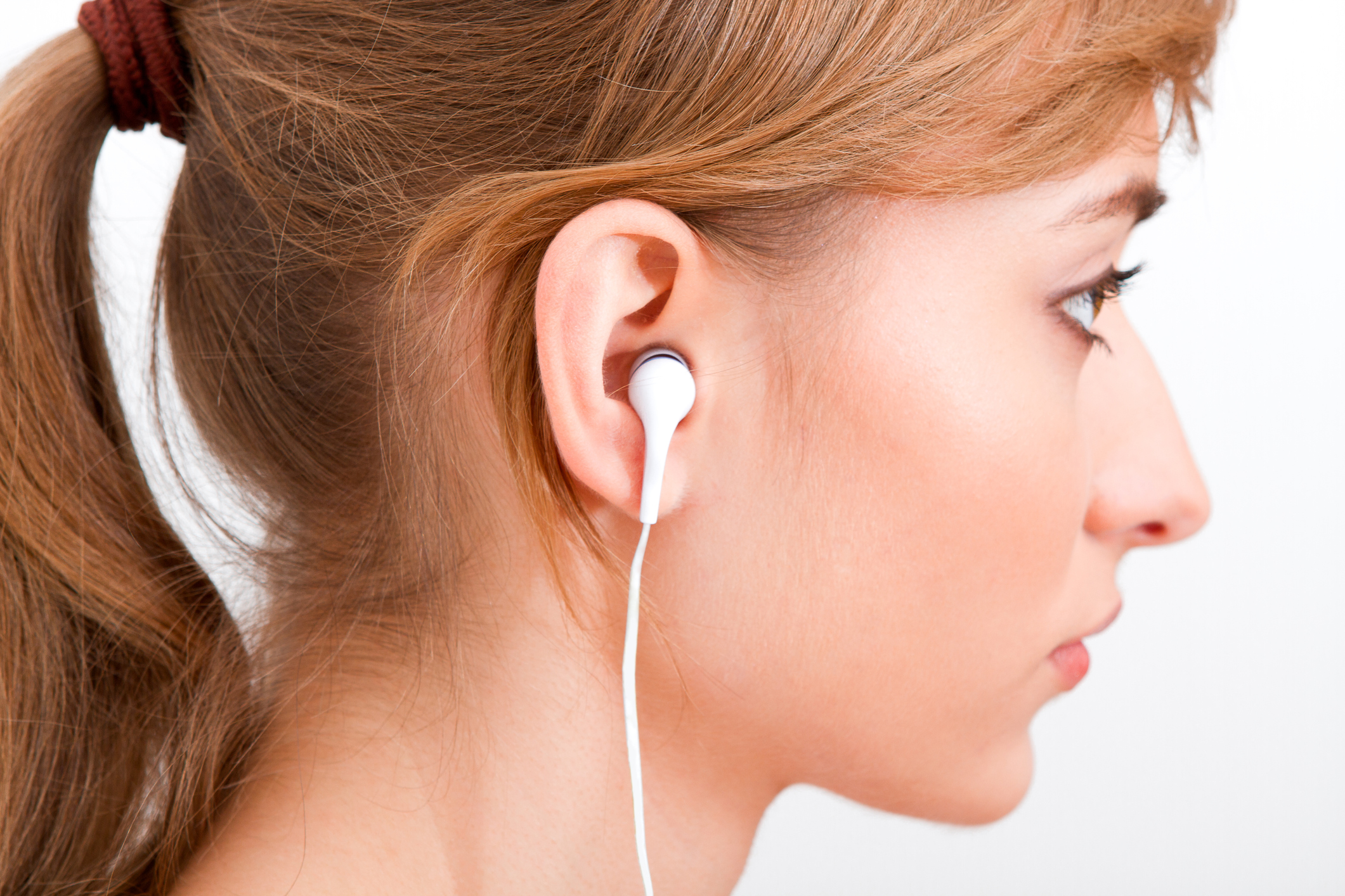 Наушник в ухе. Girl with Wireless in the Ear.