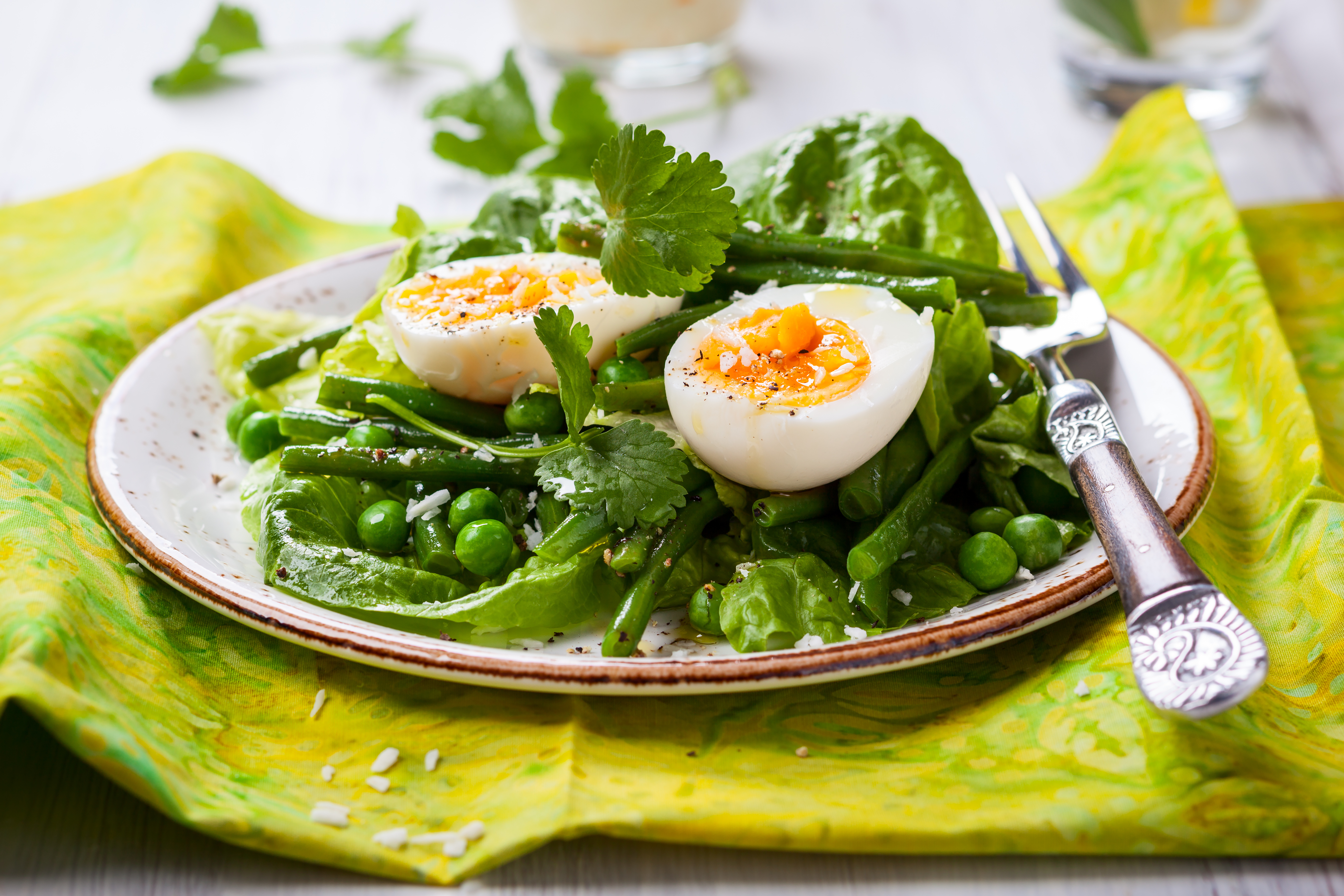 Яйца с зеленью рецепт. Салат весенний. Овощной салат с яйцом. Салат с зеленью и яйцом. Яйца с зеленью.