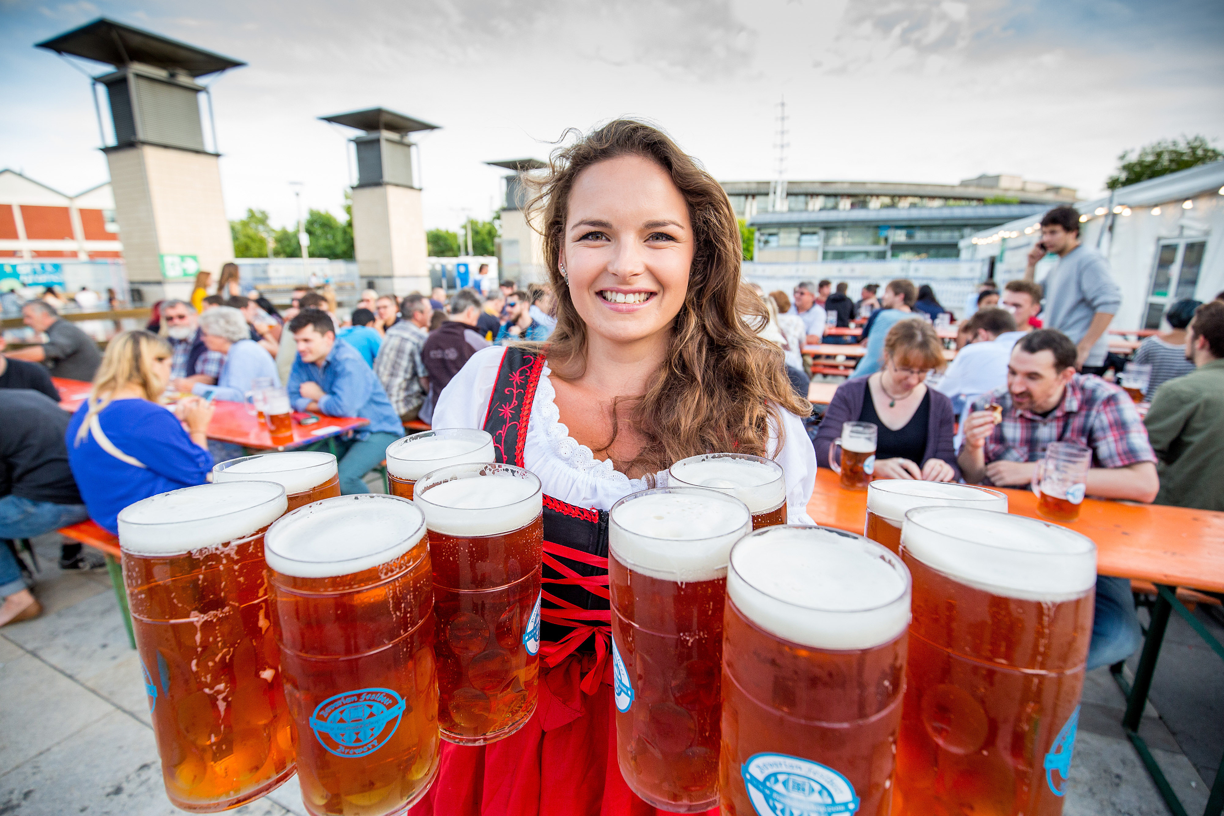 Tysiące miłośników piwa przybyło na Oktoberfest w Monachium - Podróże