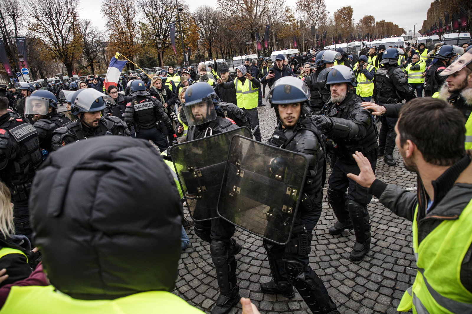 Francja: Policja użyła siły, by zatrzymać protestujące "żółte kamizelki" -  Forsal.pl