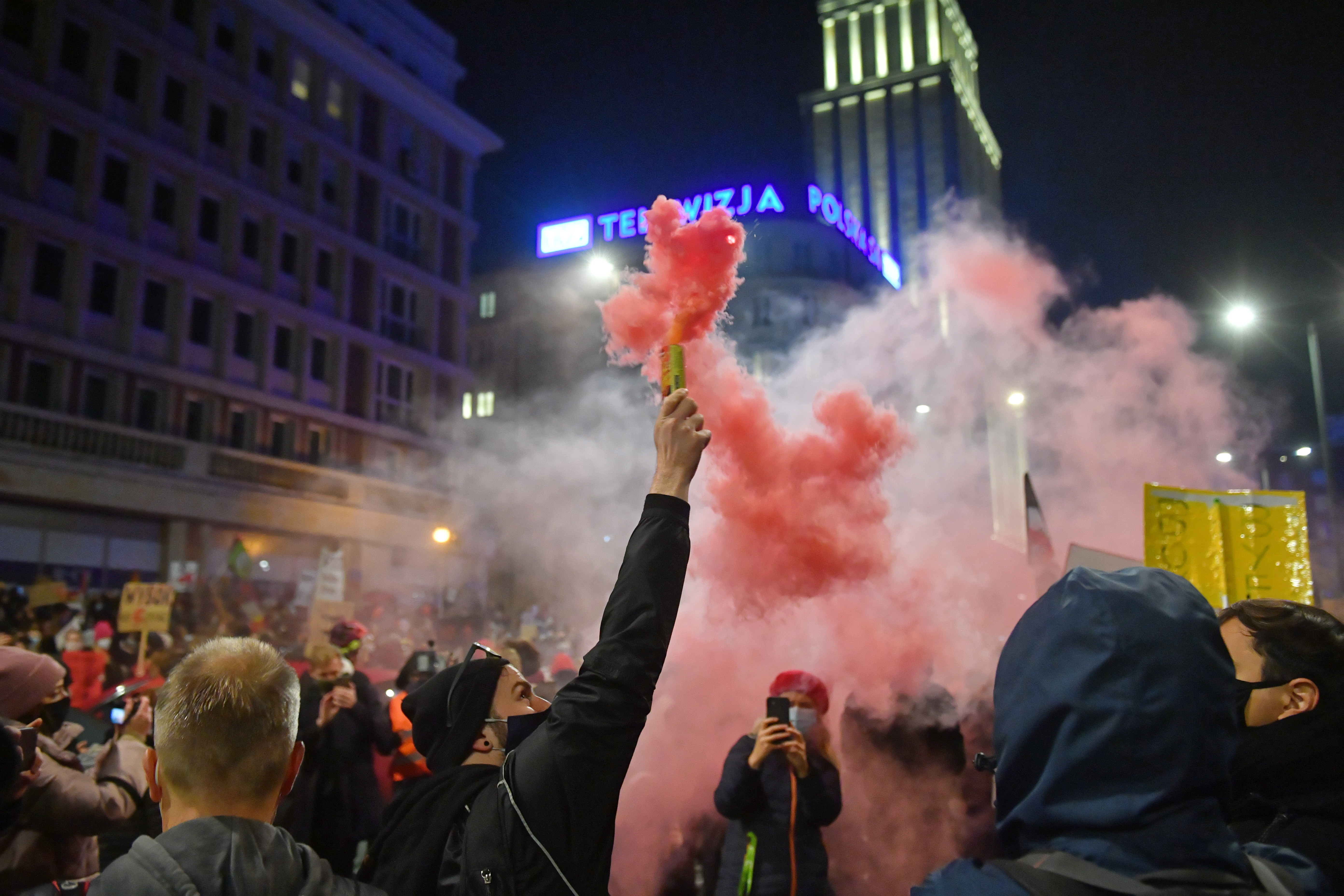 Strajk Kobiet Protest Przed Tvp Policja Uzyla Gazu Tajniacy Palek Teleskopowych Wiadomosci