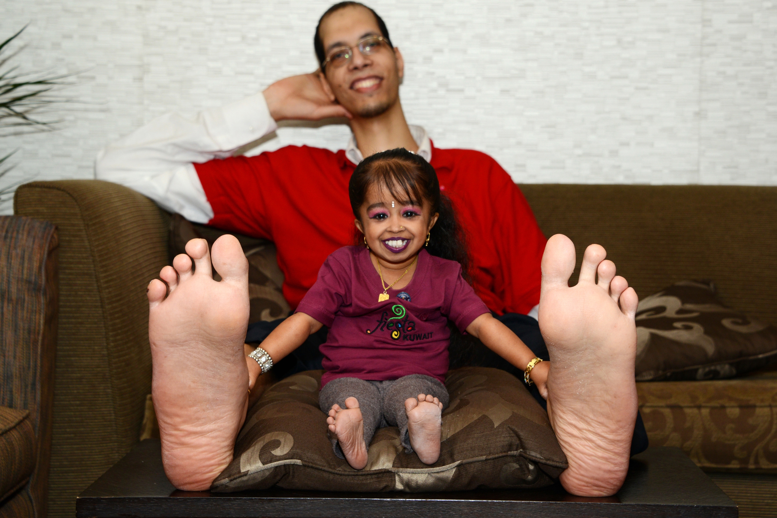 Mężczyzna z największymi stopami na świecie i najmniejsza kobieta