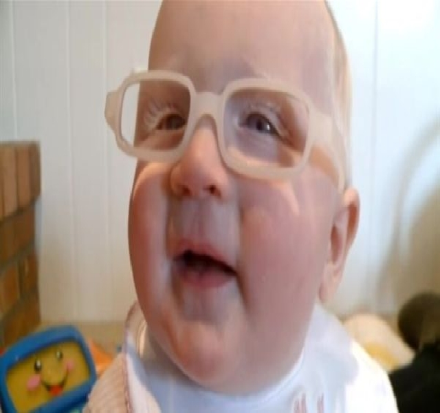 Szívszorító pillanat: a kisbaba először lát élesen új szemüvegével. Nézd  meg az arcát! - Blikk Rúzs