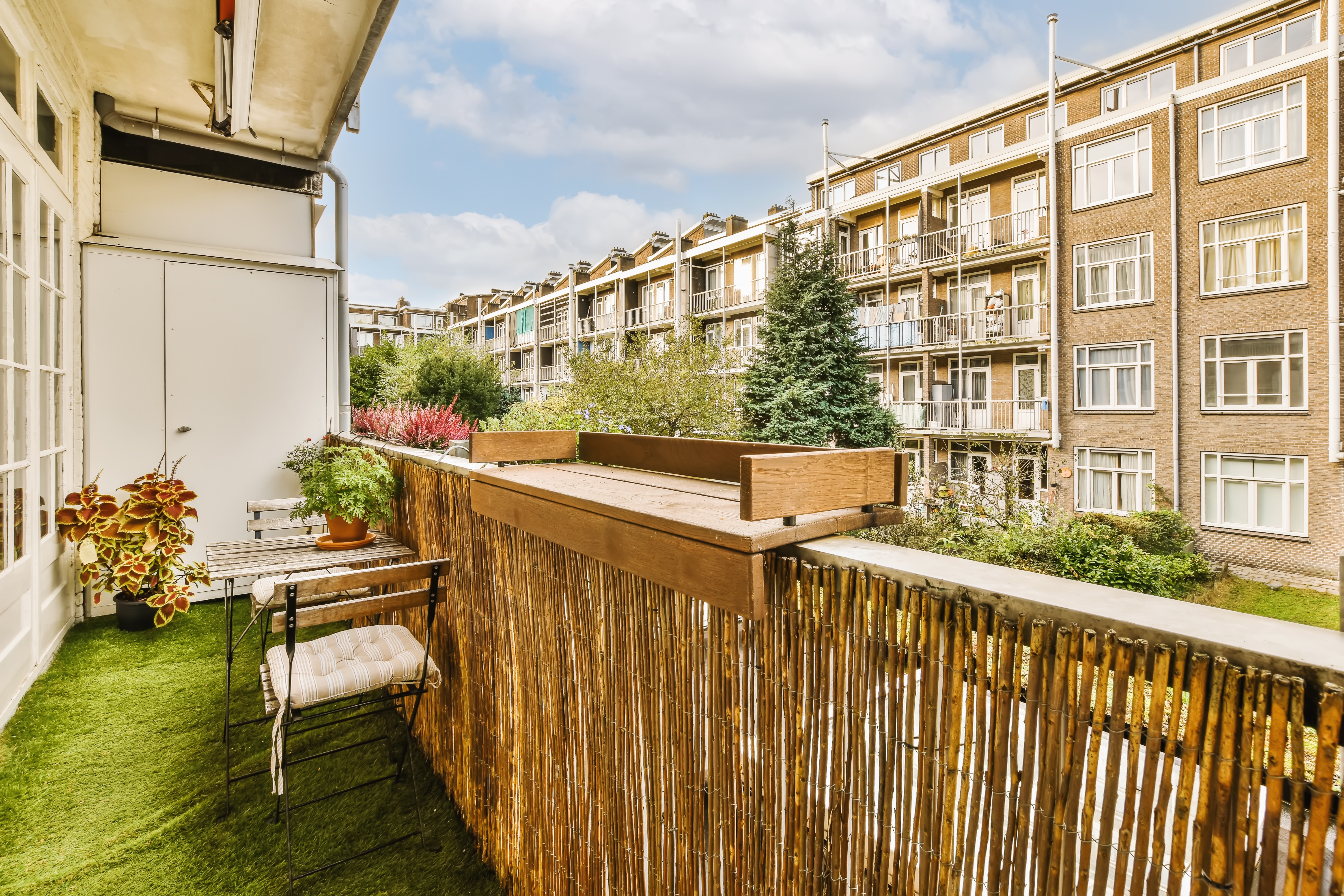 Sztuczna trawa — sposób na zielony balkon przez cały rok - Dom