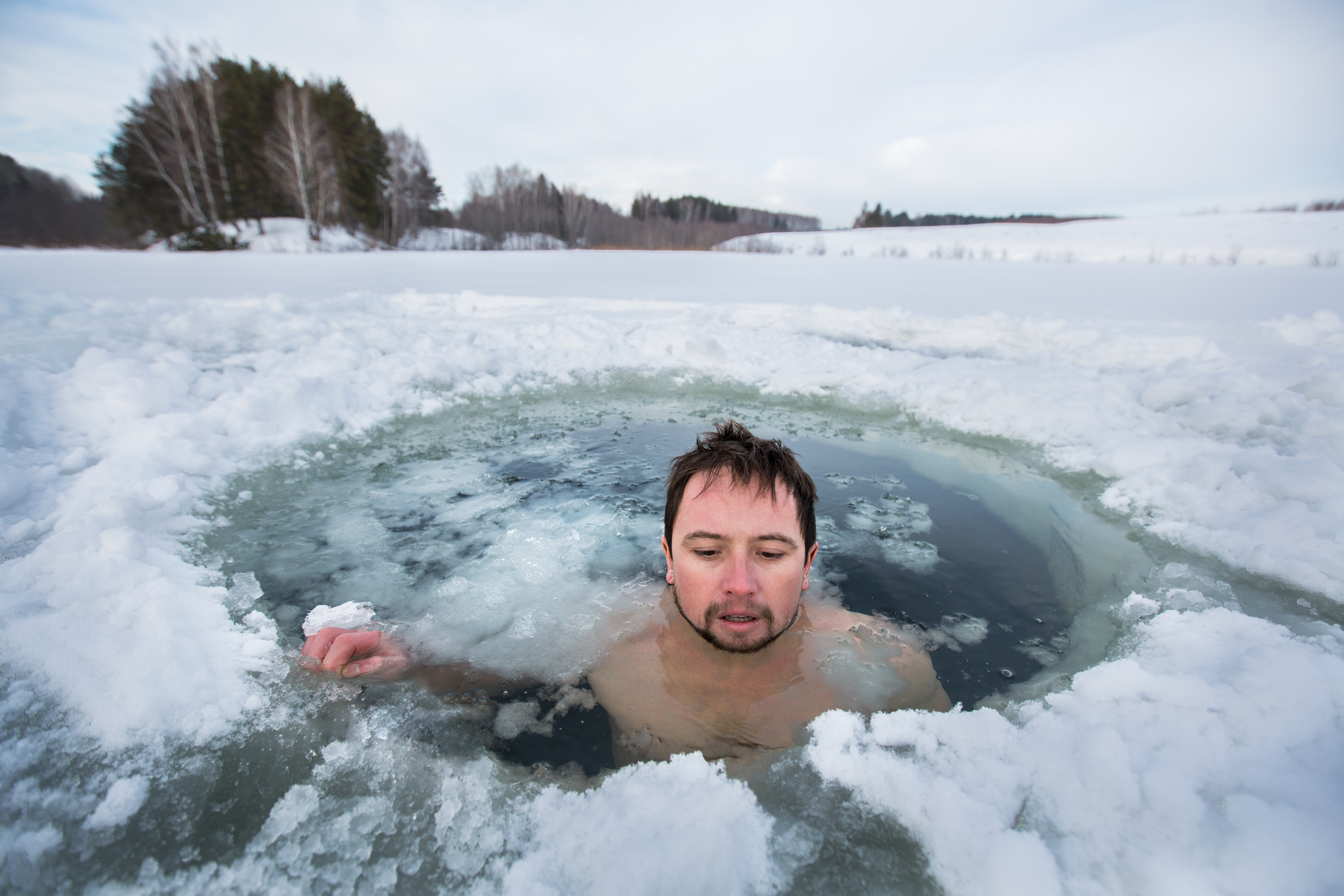 Лежать в холодной воде. Человек зимой в проруби. Купается во льду. Мужик зимой в проруби. Люди купаются в проруби.