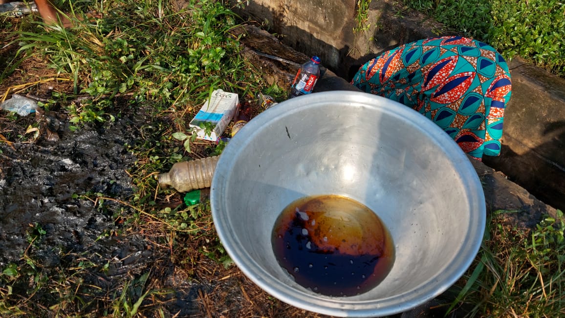 Residents of Juapong rush to scoop diesel leaking from BOST pipelines