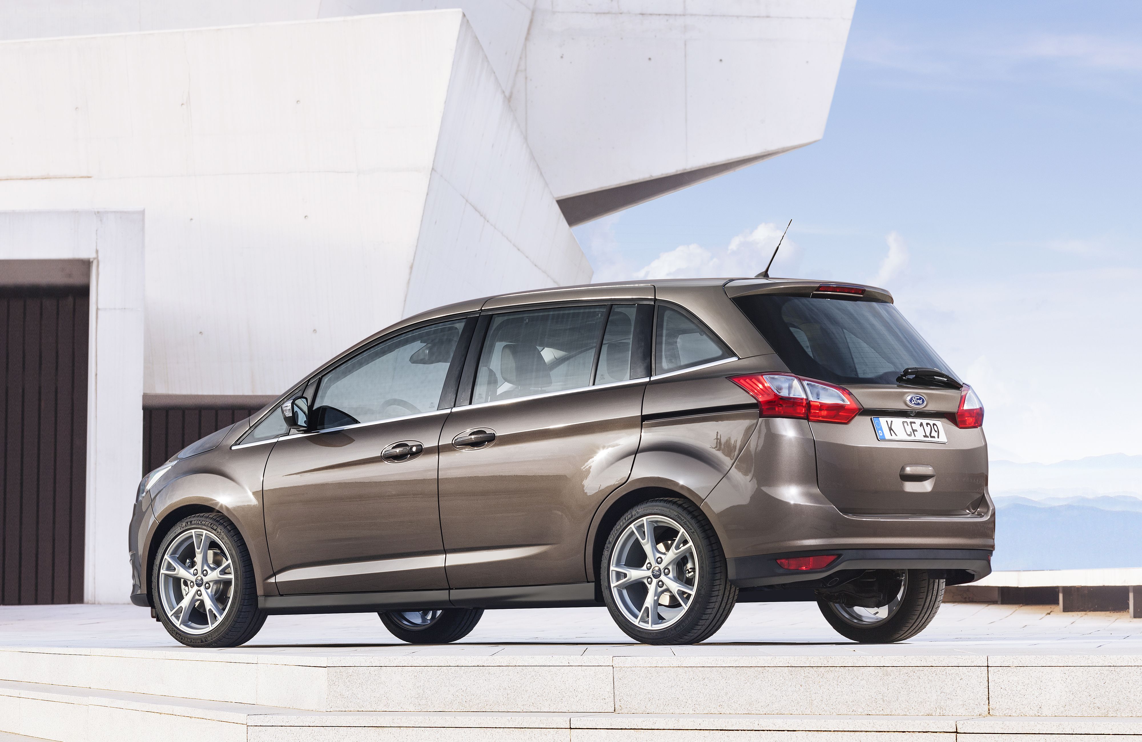 Nowy ford cmax i grand cmax. Cięcia były głębokie. Pod