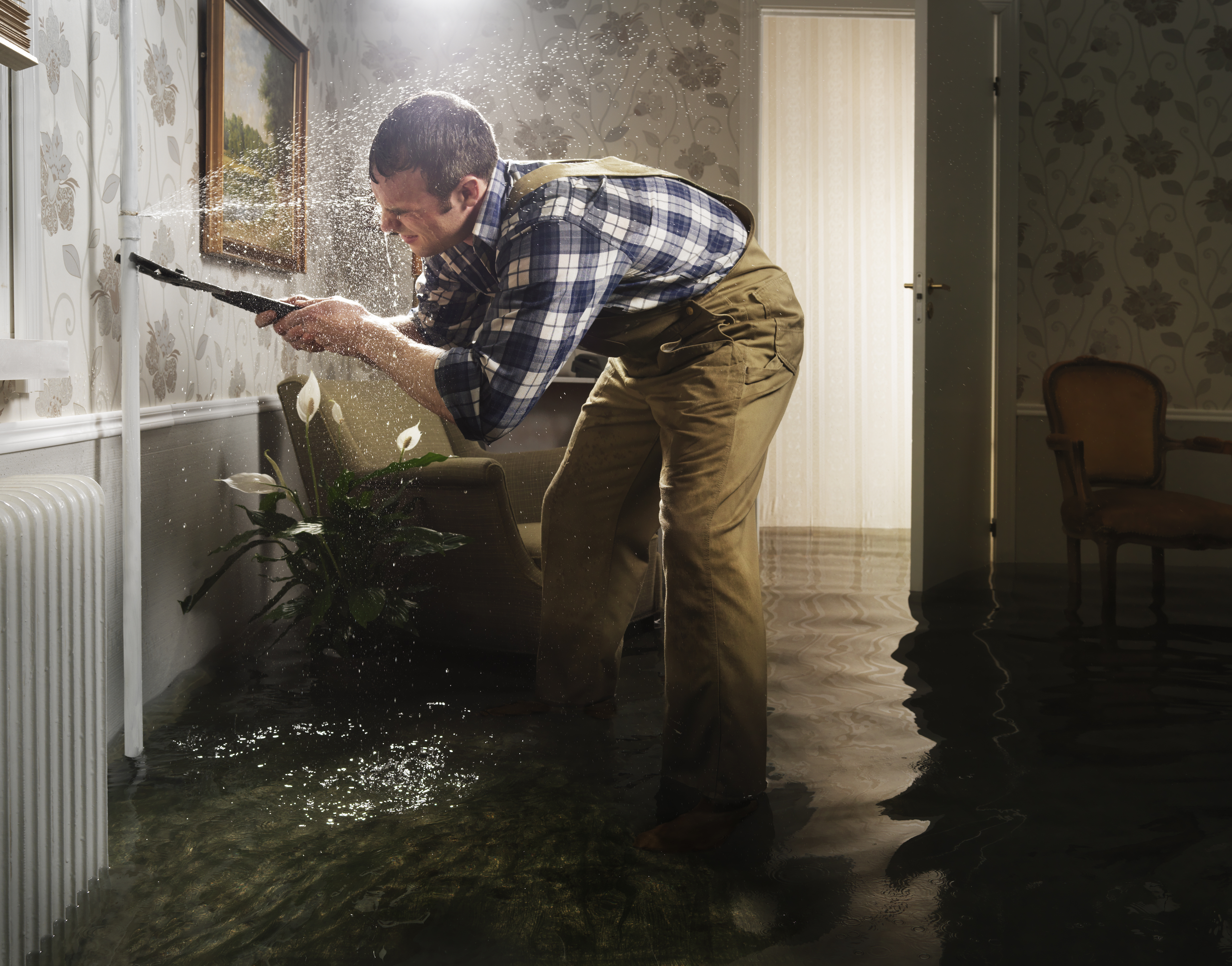 Сколько воды затопить соседей. Затоп квартиры. Затопило квартиру. Потоп в квартире. Соседи затопили квартиру.
