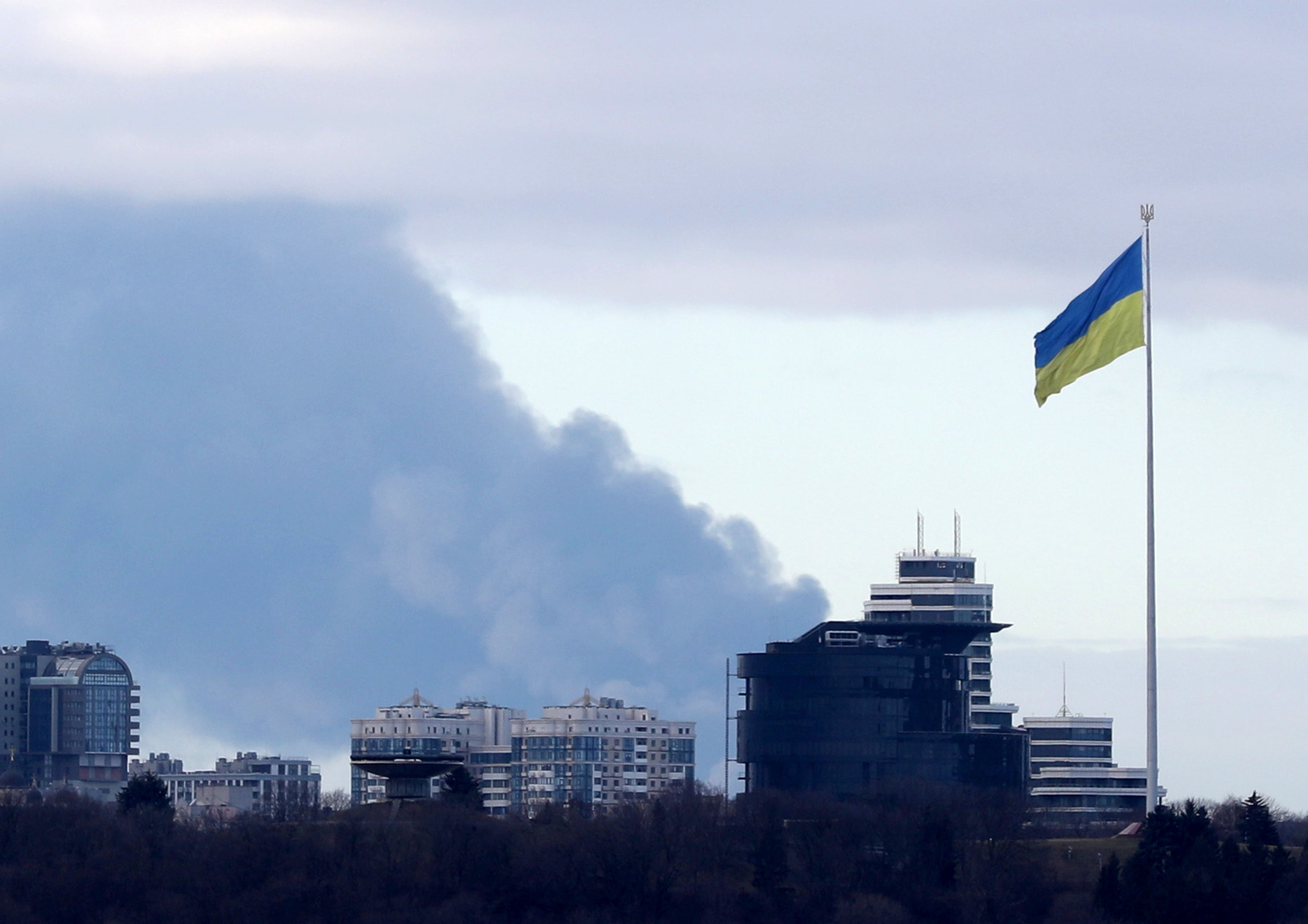 Ракета в киеве. Здание Верховного совета Украины.