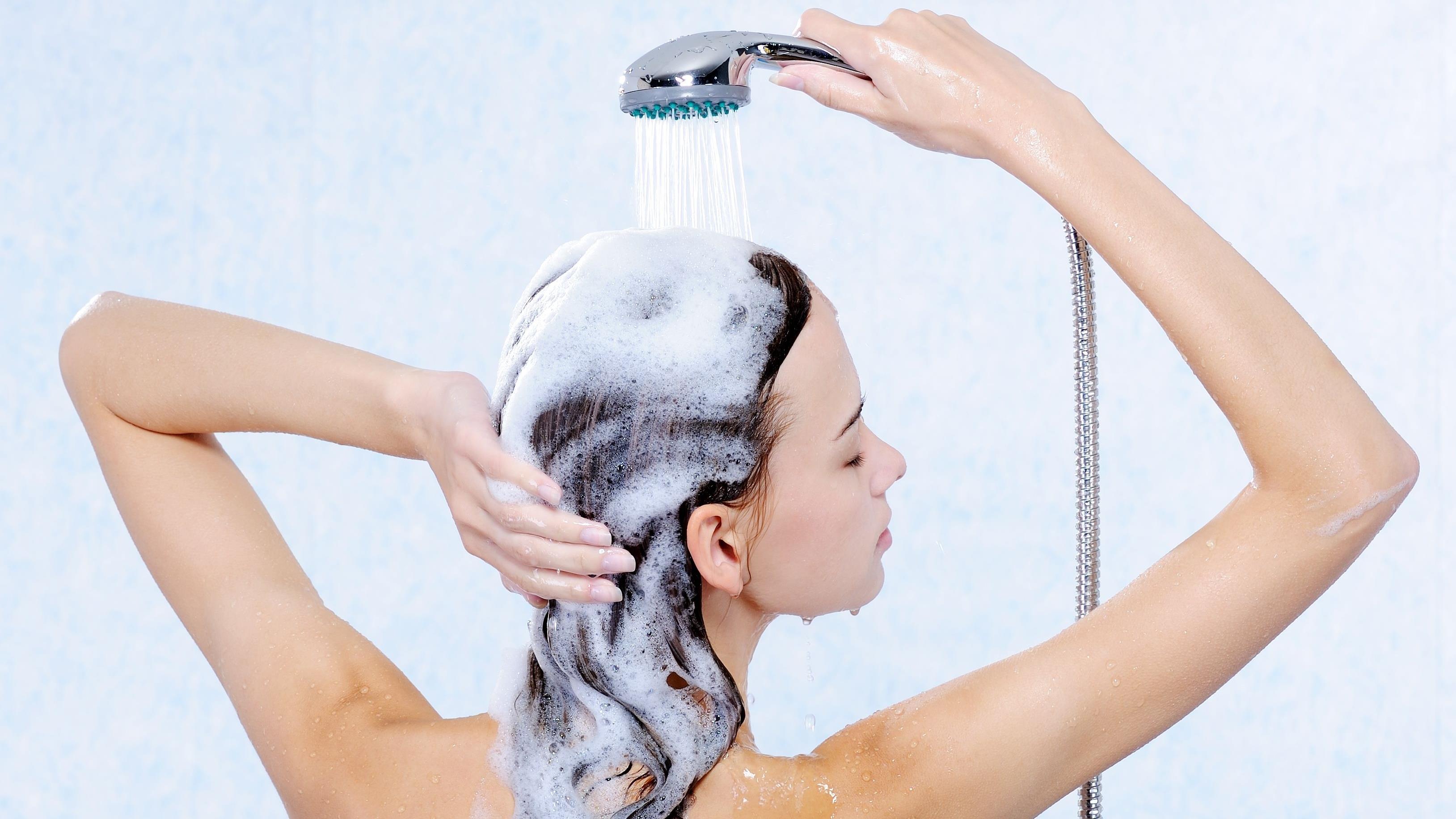 Największe błędy, jakie popełniamy myjąc włosy