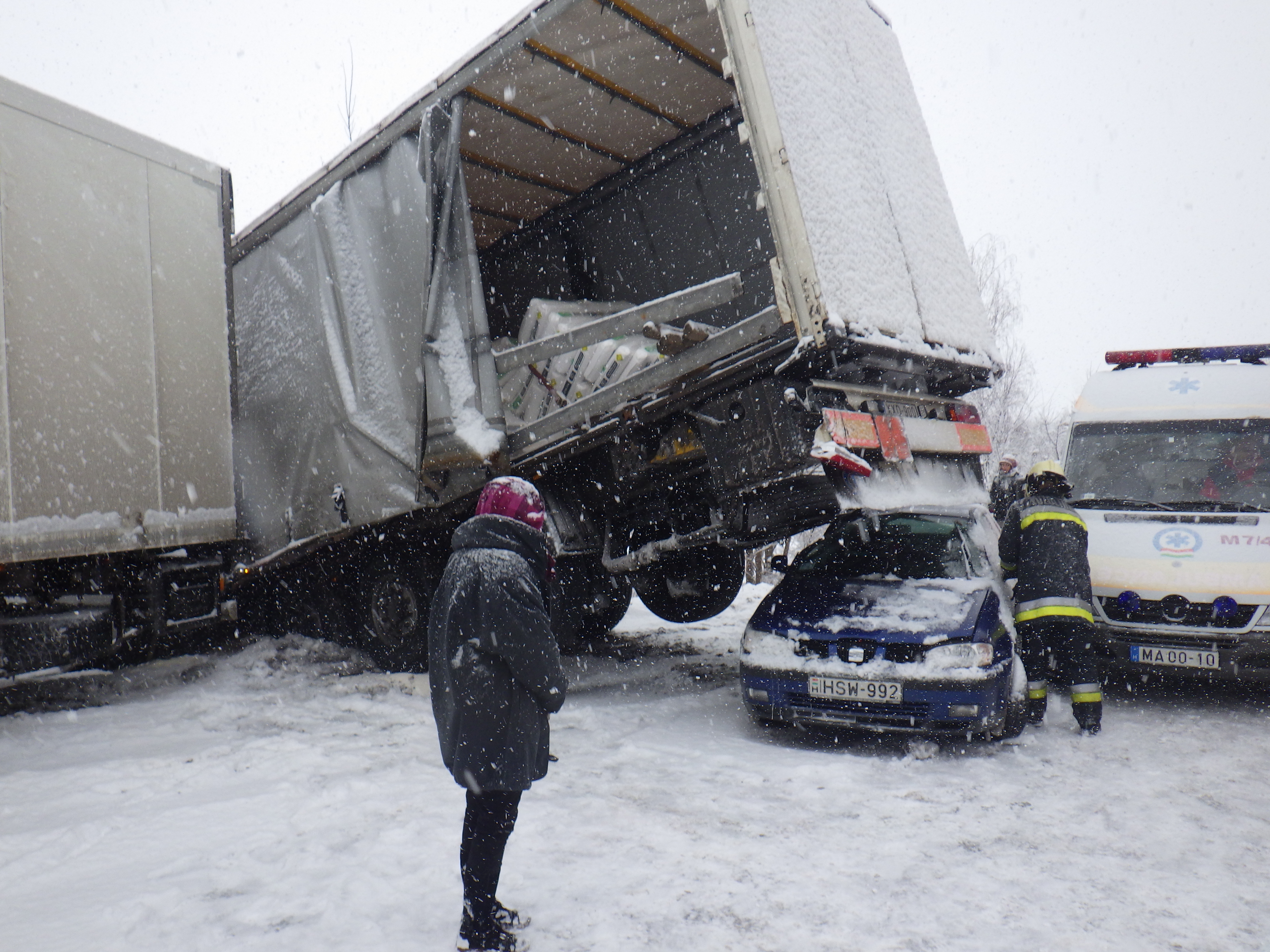 Káoszt okozott az utakon a hó: Székesfehérvárnál hét autó és egy kamion  rohant egymásba – fotók - Blikk