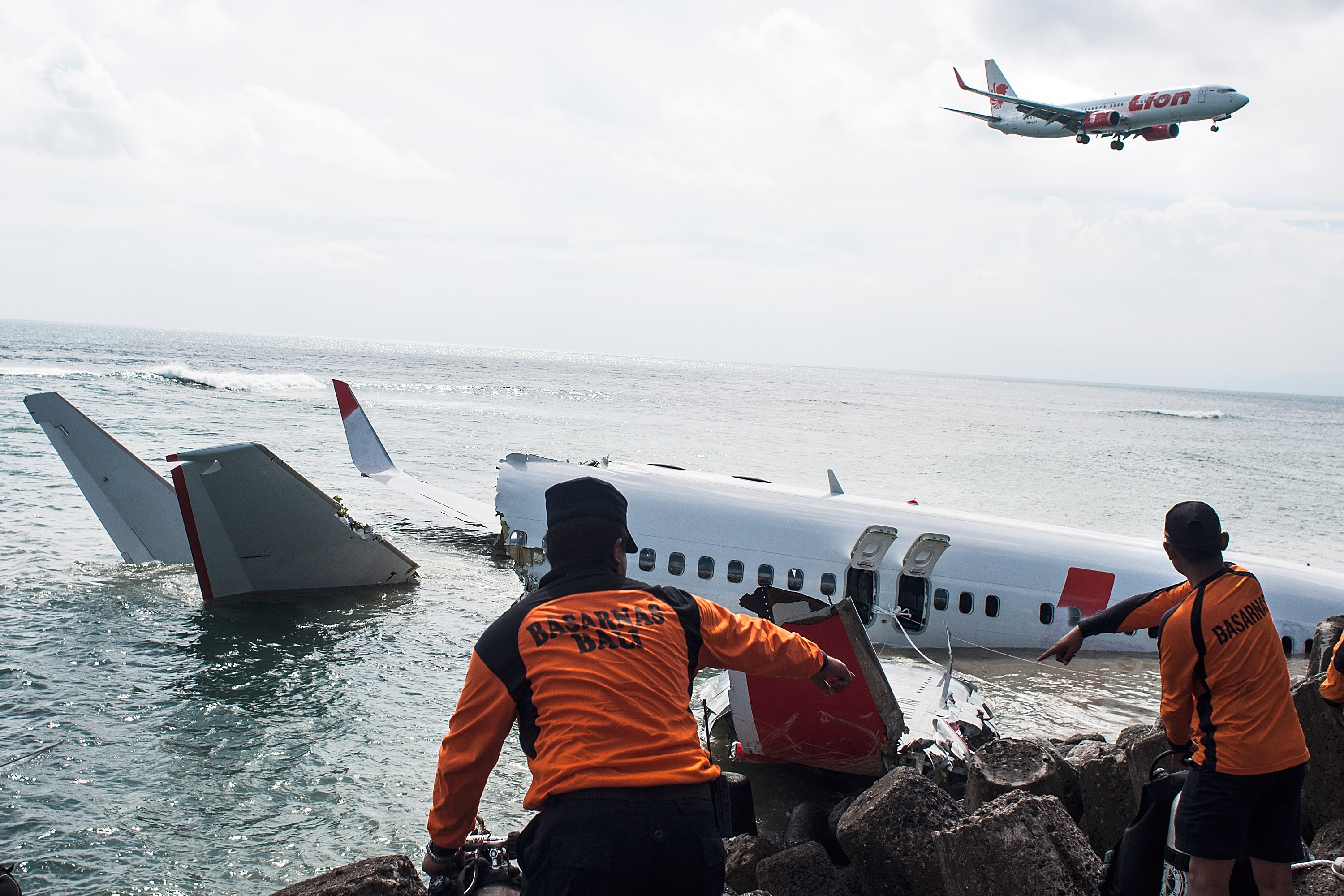 Самолет падает в воду. Катастрофа Boeing 737 в Индонезии. Катастрофы самолетов Boeing 737 Max. 737 Макс Индонезия катастрофа.