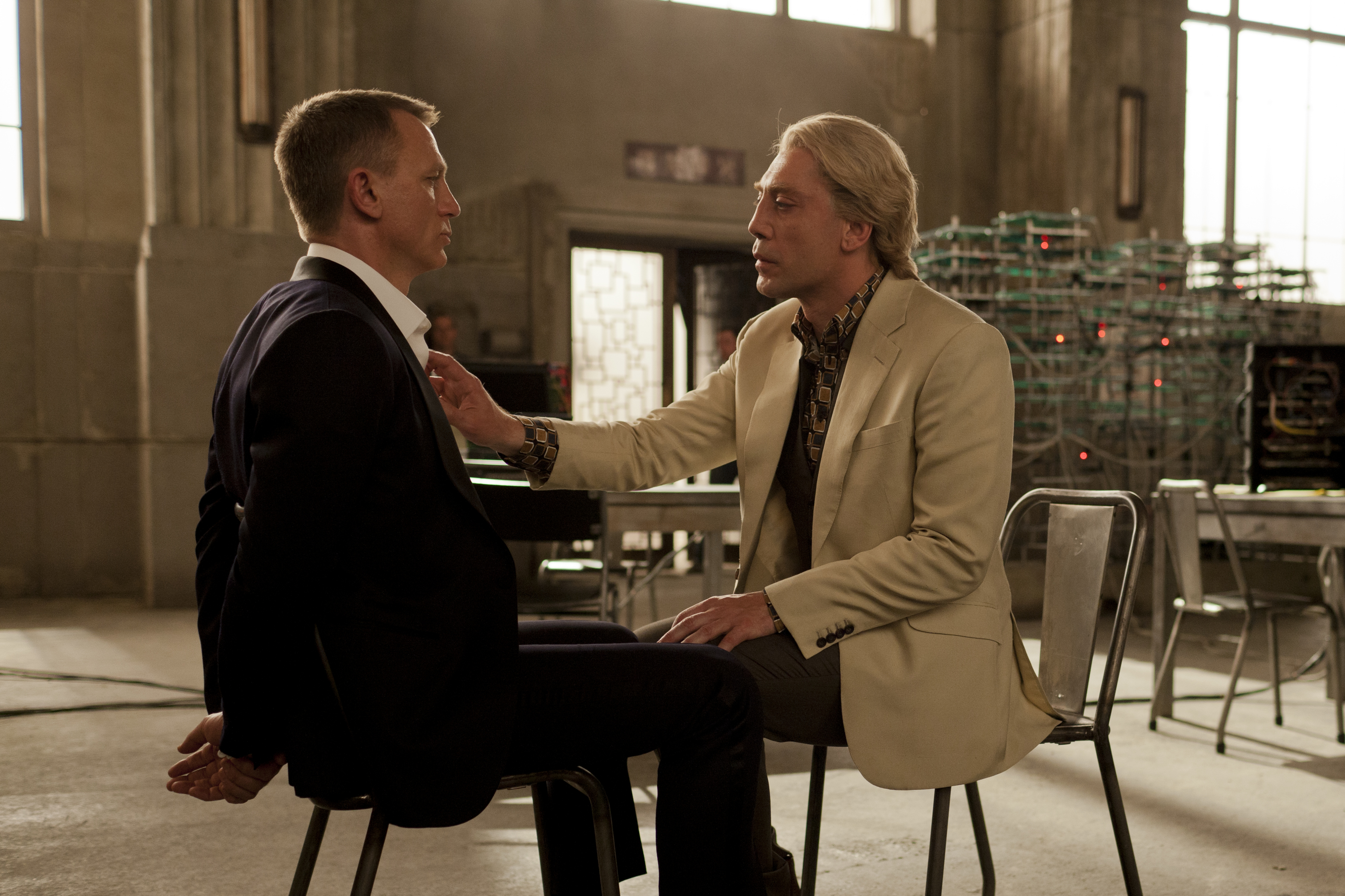 Daniel Craig i Javier Bardem w filmie 